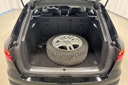 musta Audi A4 2022 kuva 14.