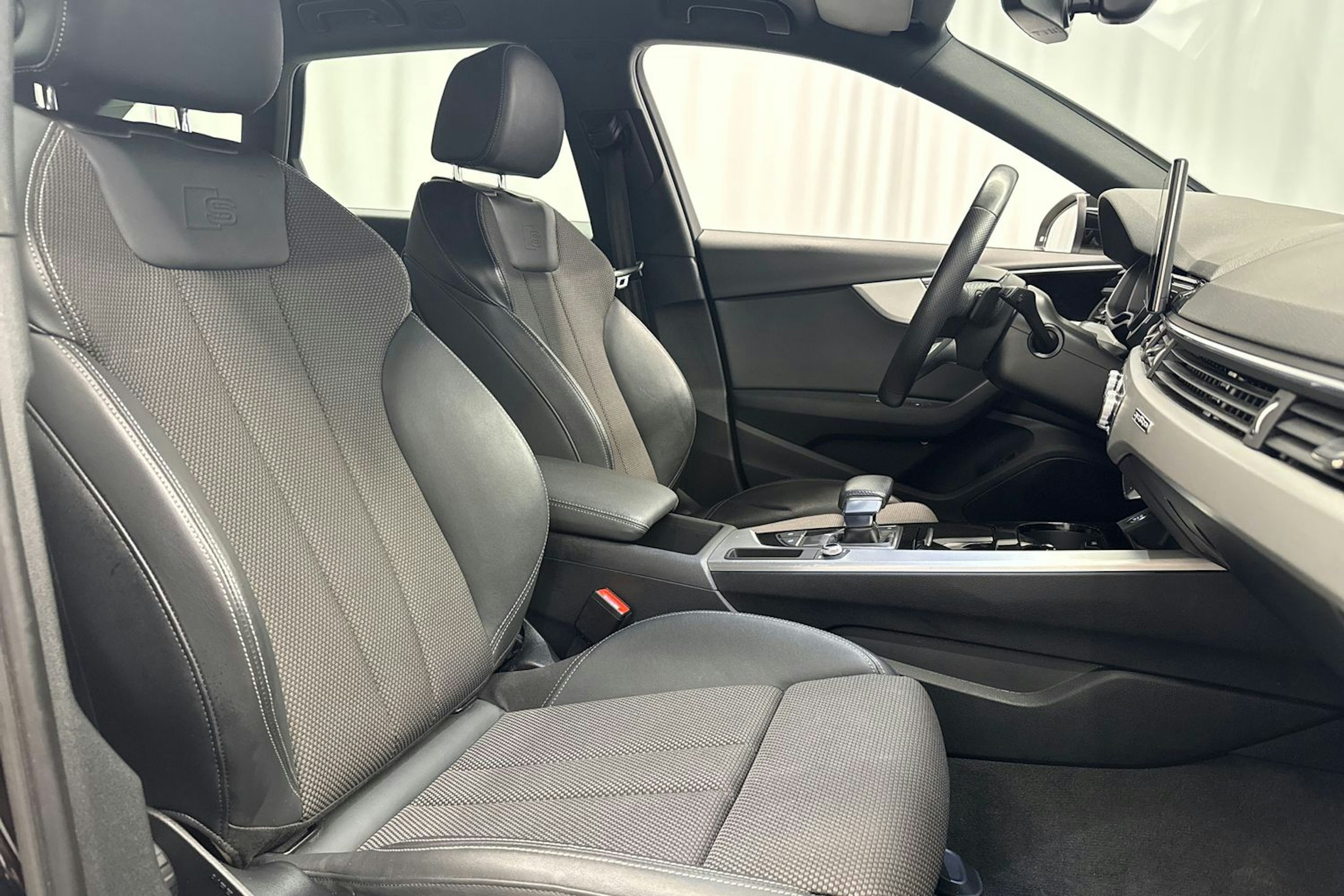 musta Audi A4 2022 kuva 16.