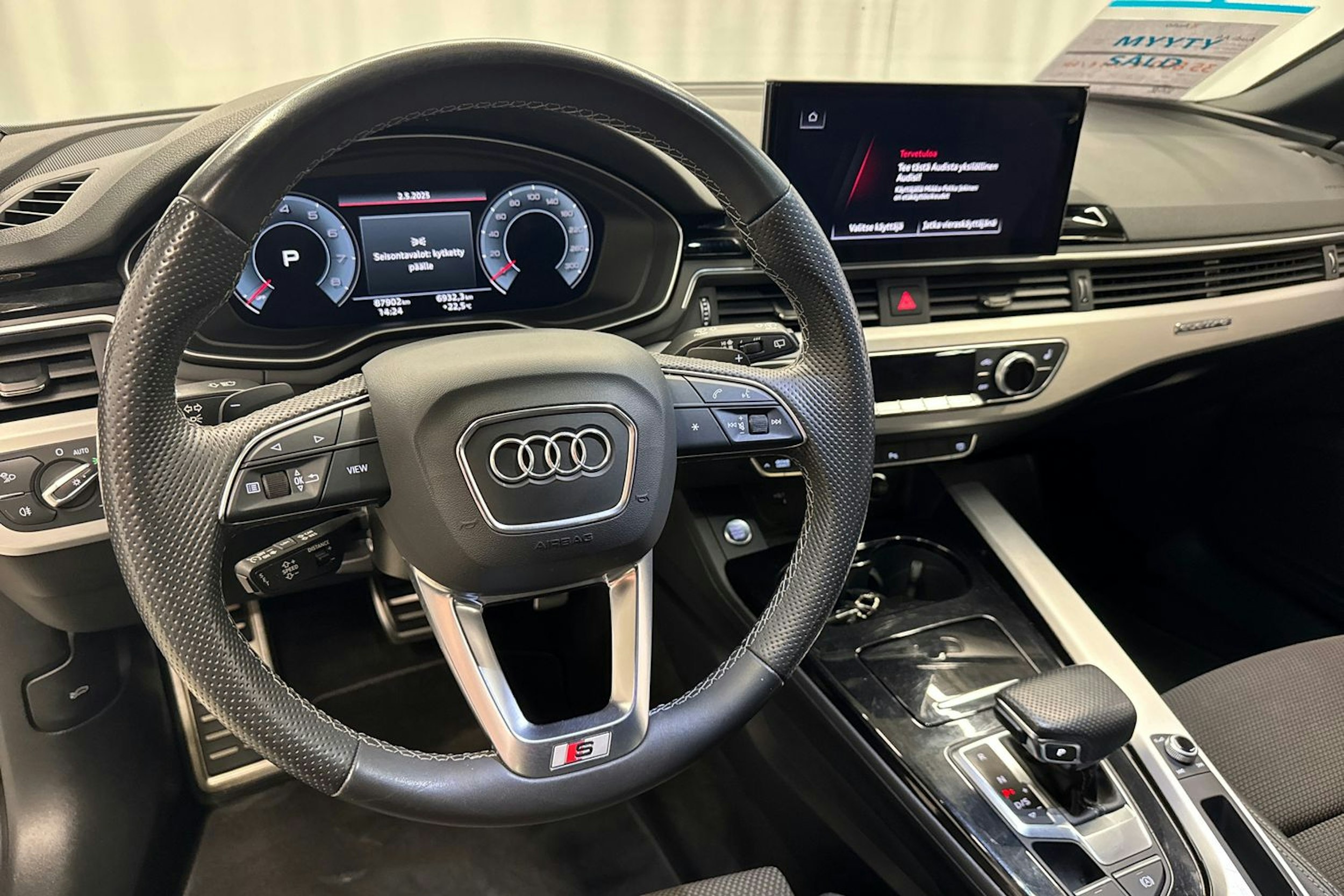 musta Audi A4 2022 kuva 17.