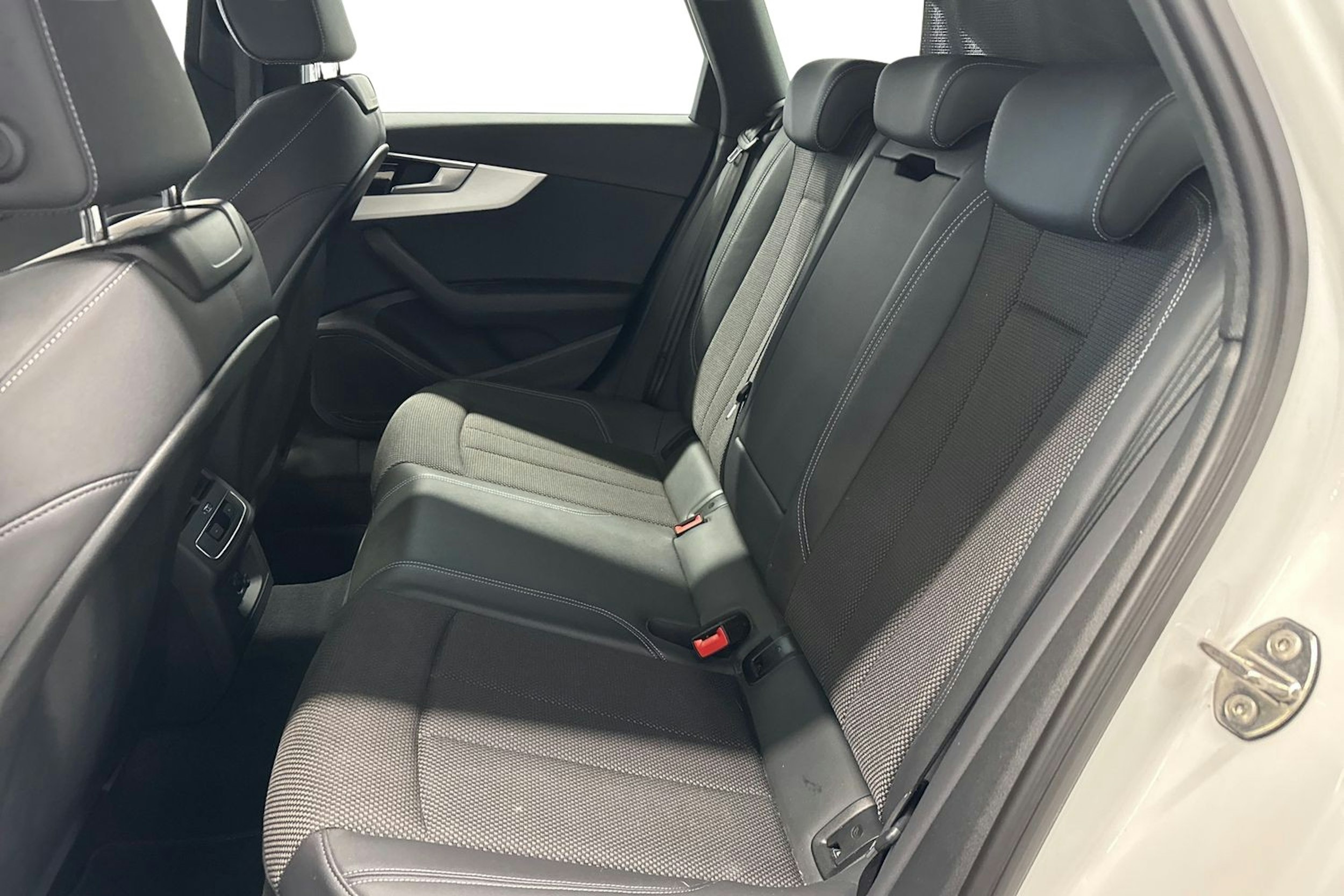 valkoinen Audi A4 2022 kuva 10.