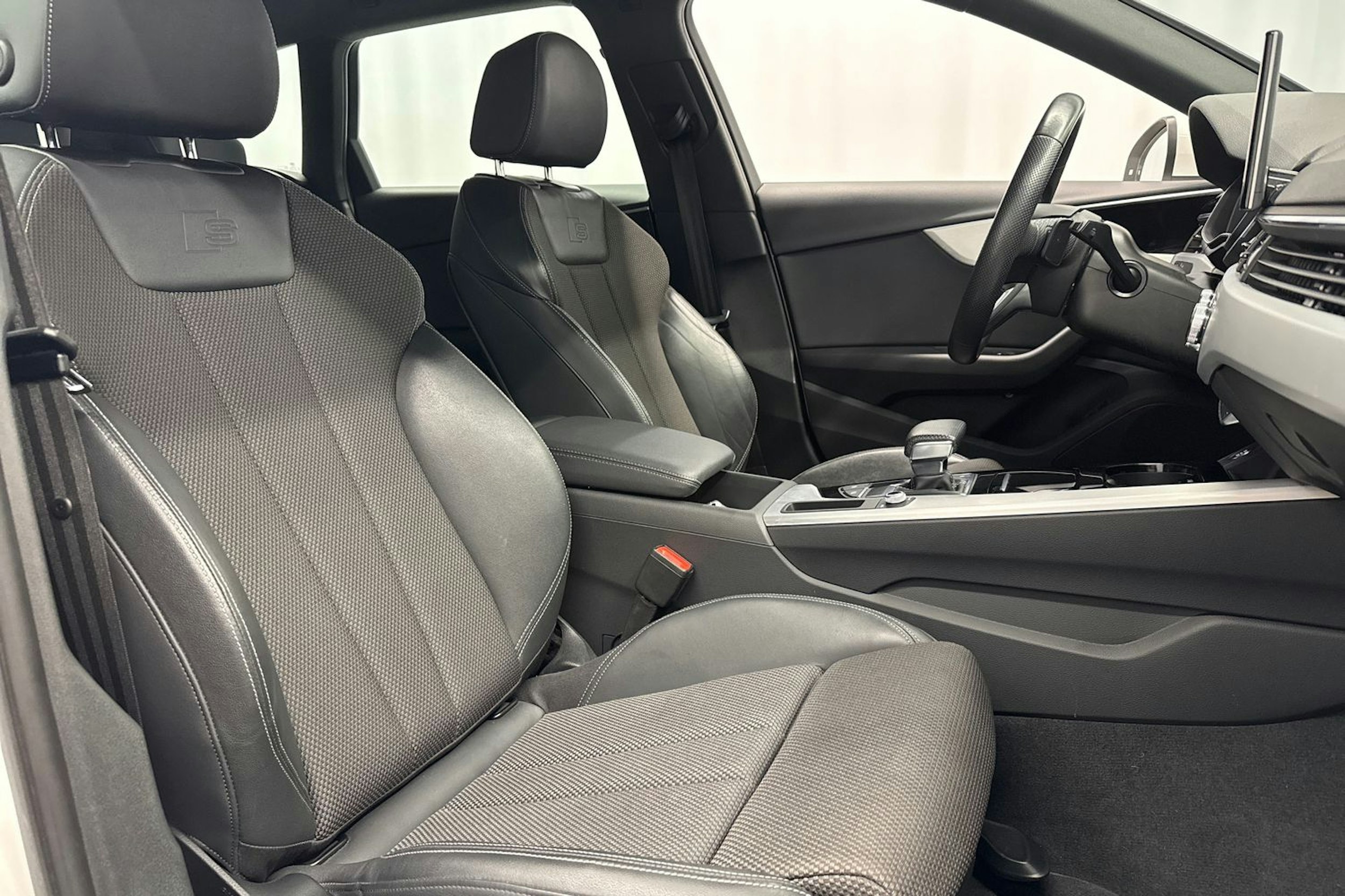 valkoinen Audi A4 2022 kuva 16.