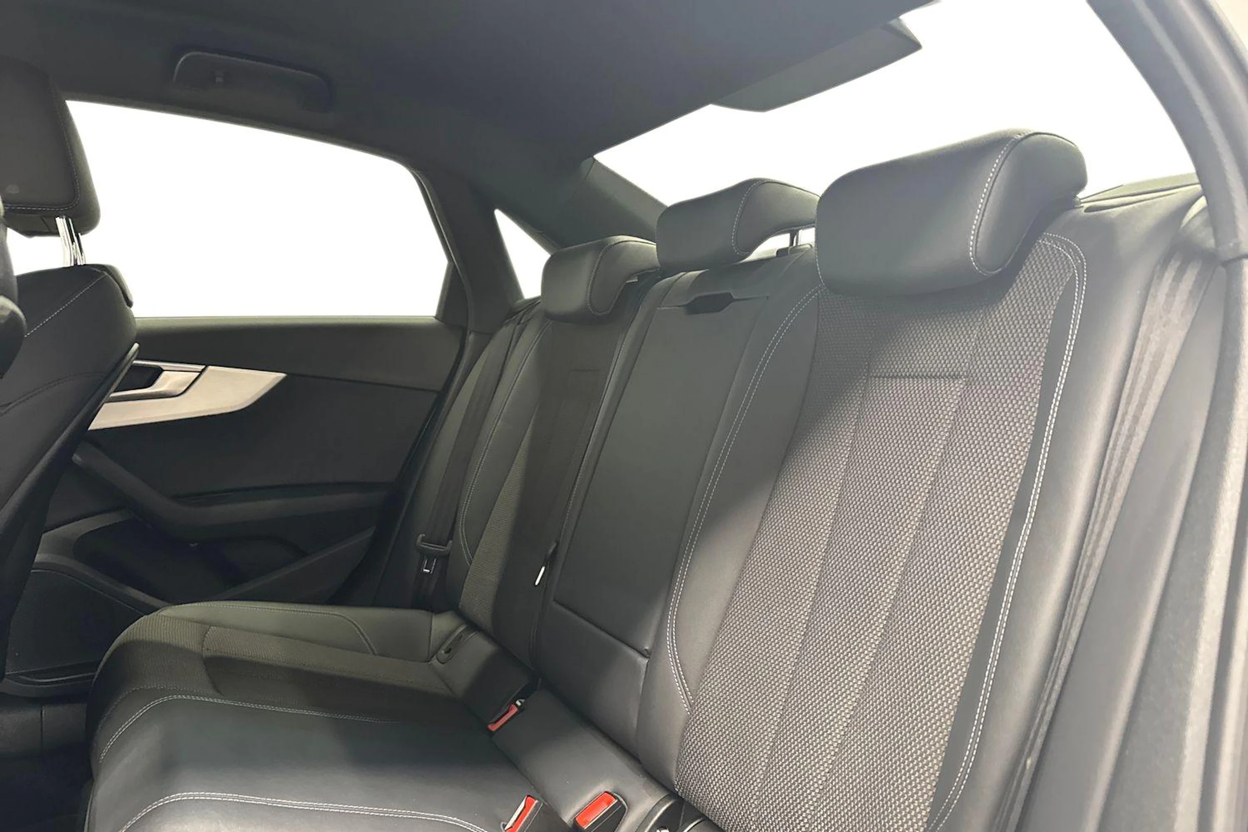 valkoinen Audi A4 2022 kuva 8.