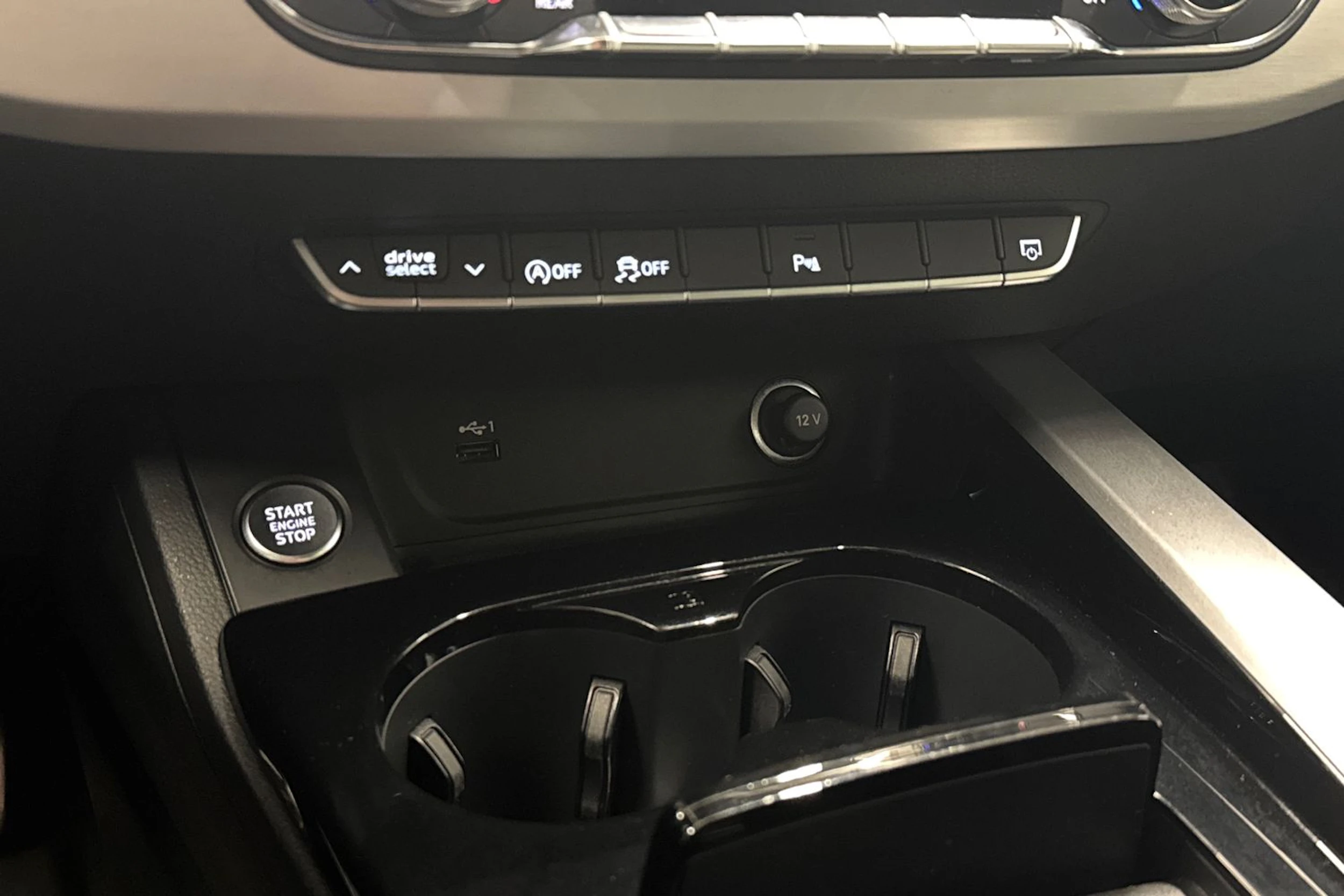 valkoinen Audi A4 2022 kuva 20.