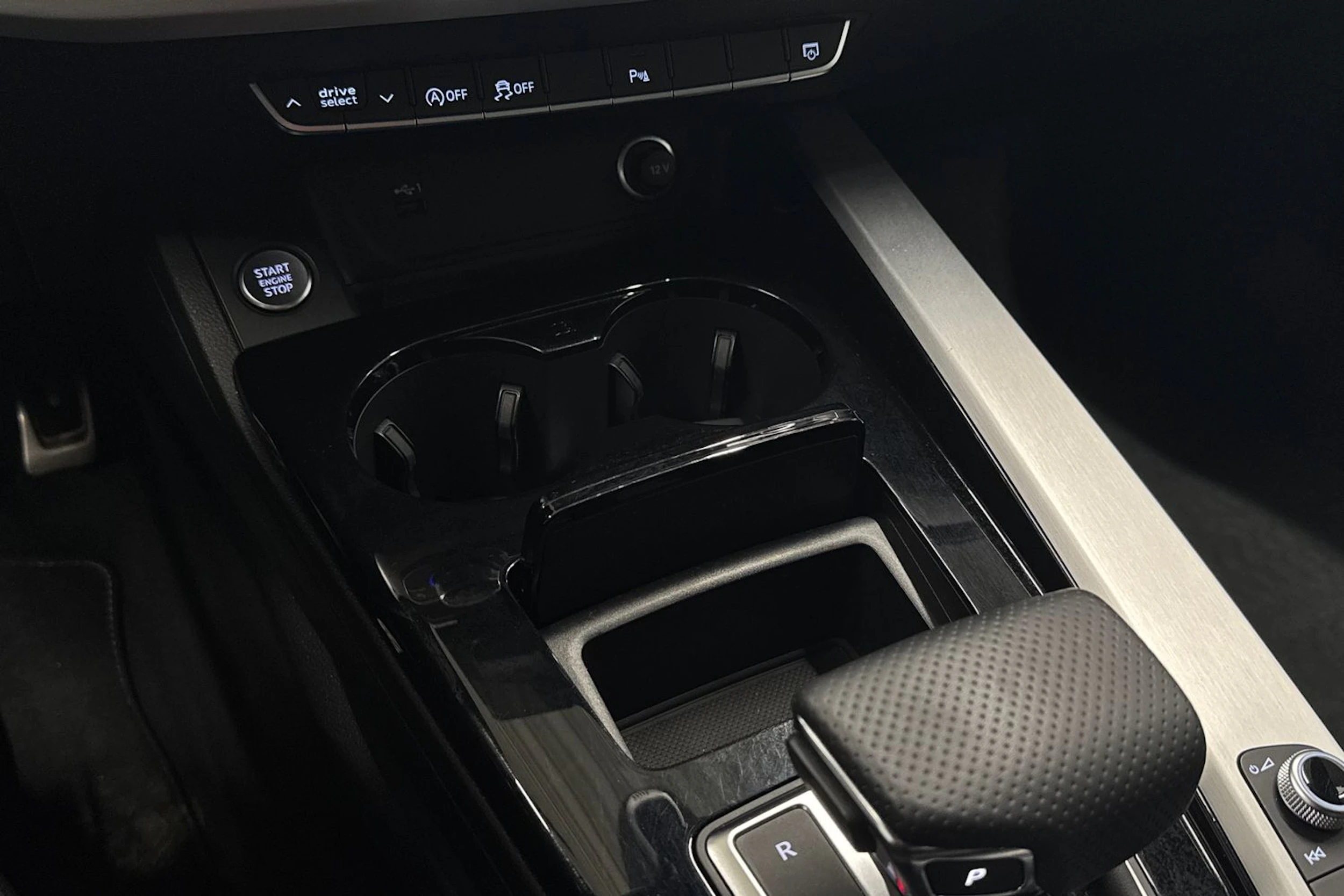 valkoinen Audi A4 2022 kuva 21.