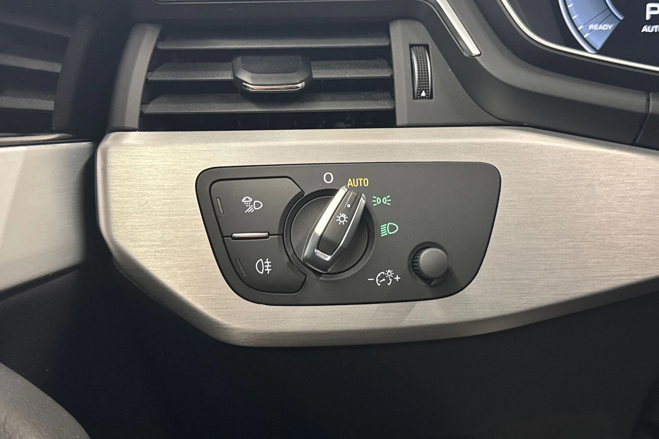 valkoinen Audi A4 2022 kuva 23.