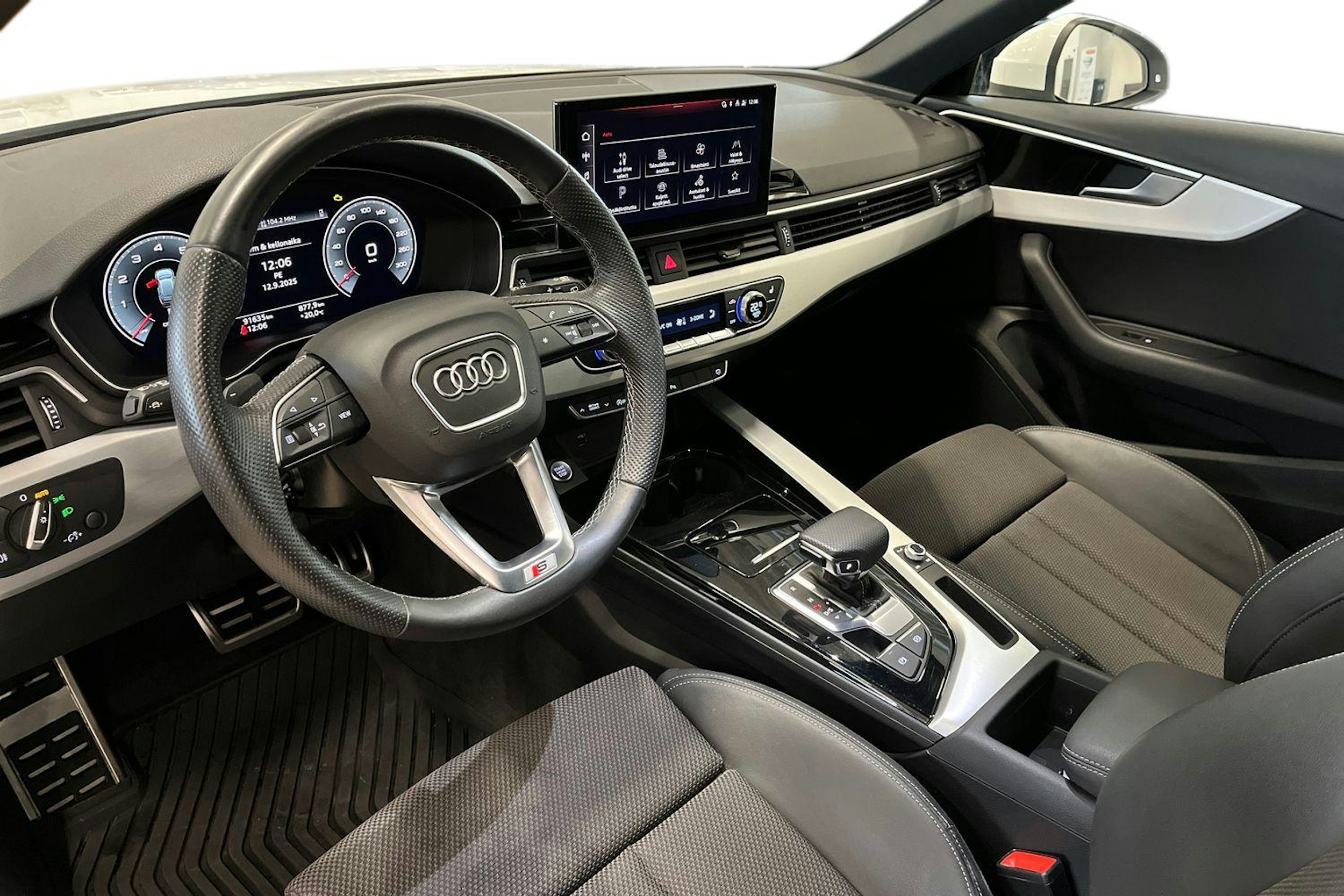 valkoinen Audi A4 2022 kuva 6.