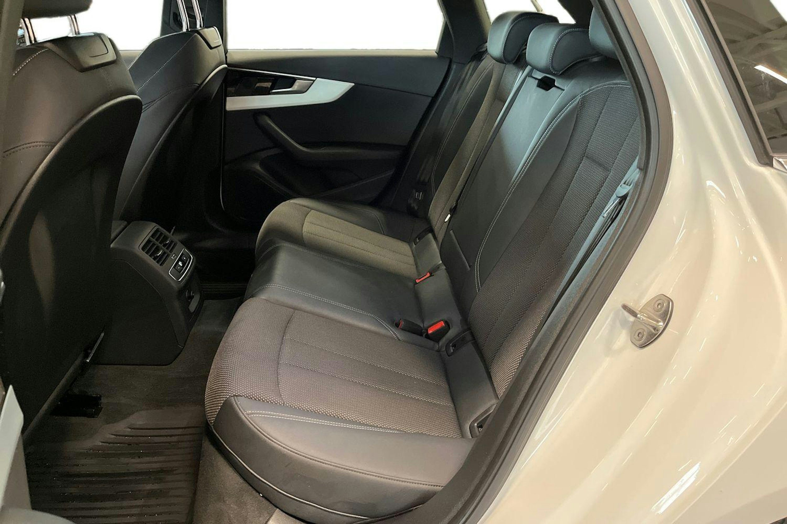 valkoinen Audi A4 2022 kuva 8.