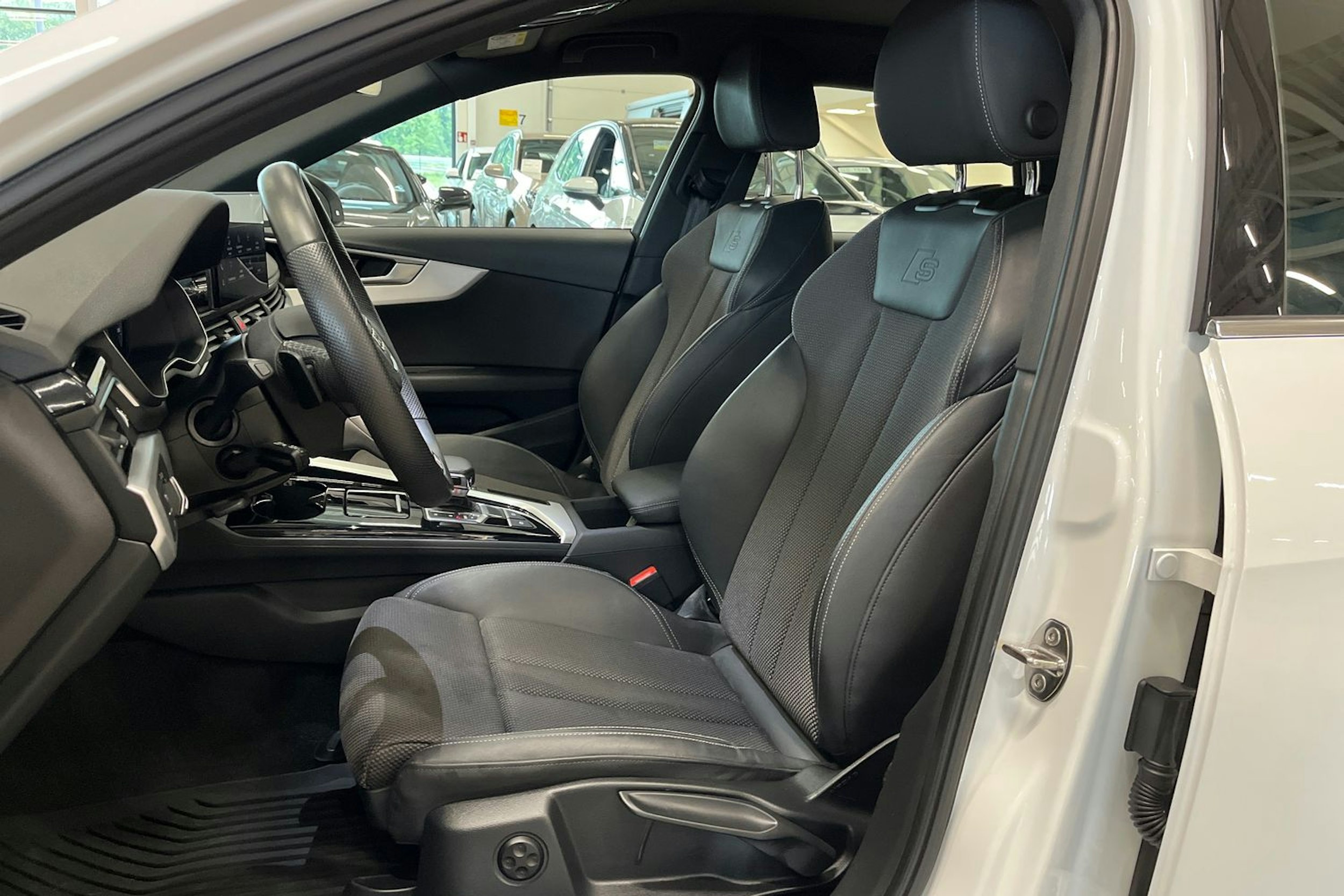 valkoinen Audi A4 2022 kuva 11.