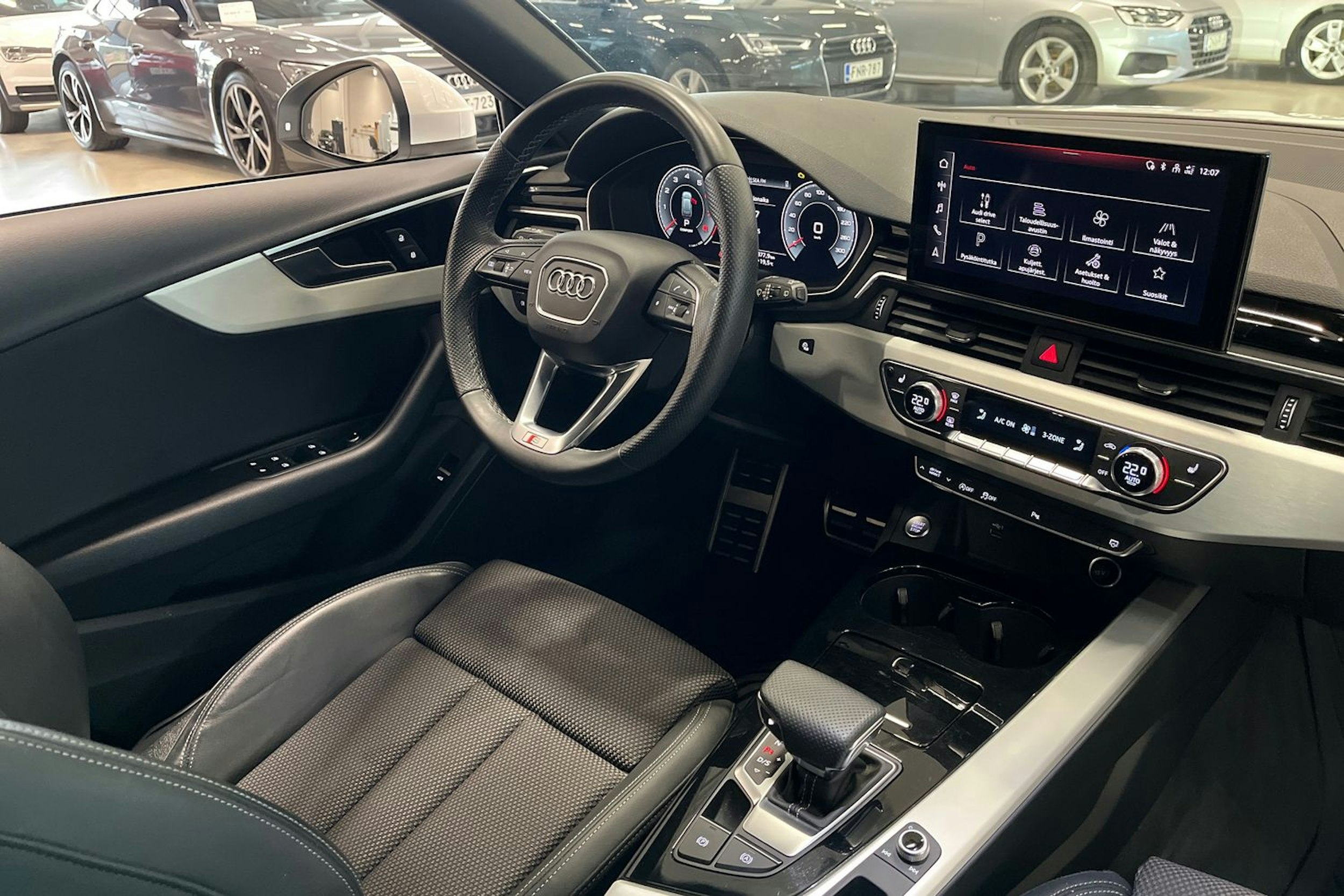 valkoinen Audi A4 2022 kuva 13.