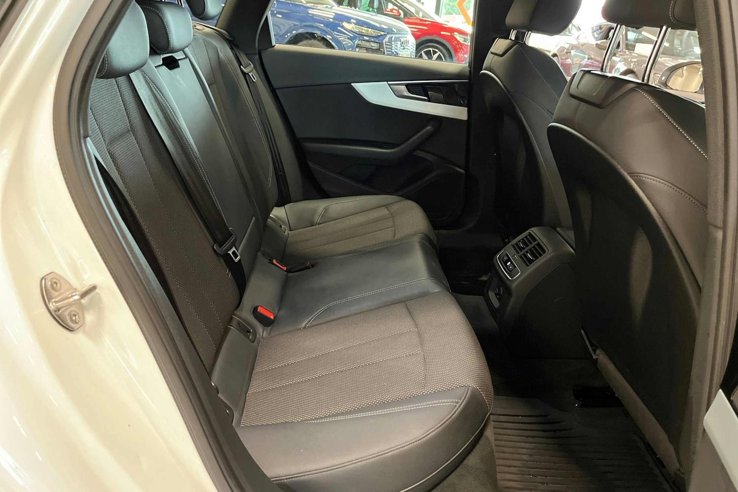 valkoinen Audi A4 2022 kuva 14.