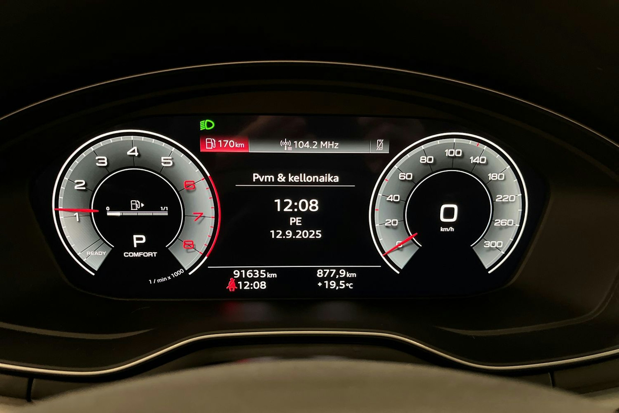 valkoinen Audi A4 2022 kuva 15.