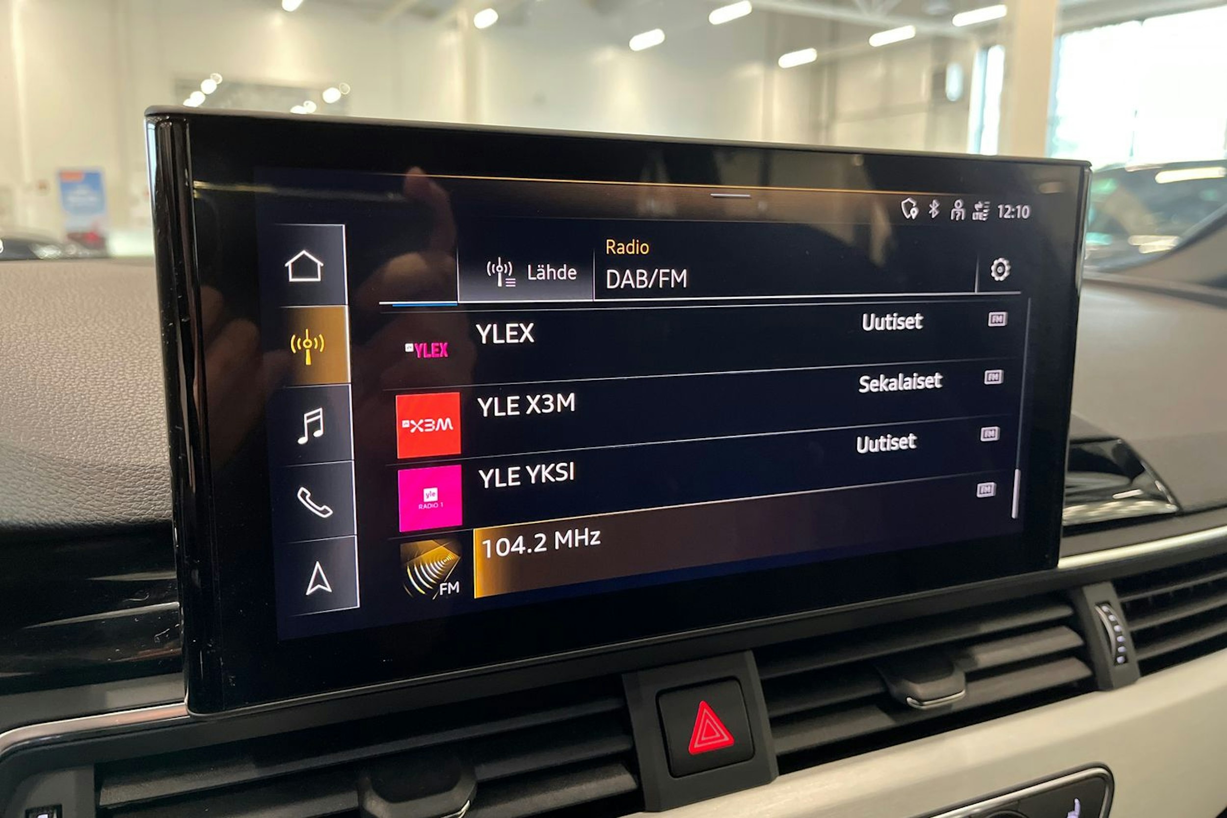 valkoinen Audi A4 2022 kuva 17.