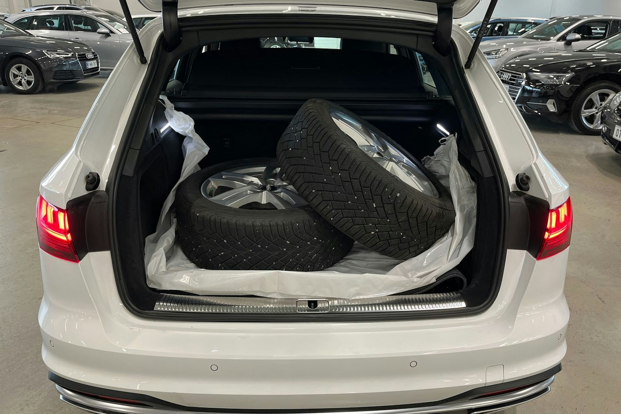 valkoinen Audi A4 2022 kuva 30.