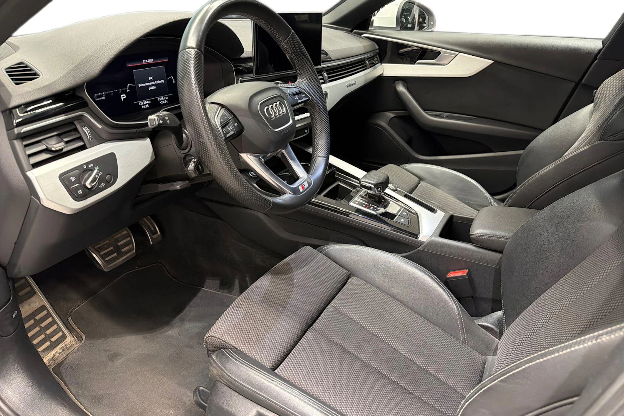 valkoinen Audi A4 2022 kuva 8.