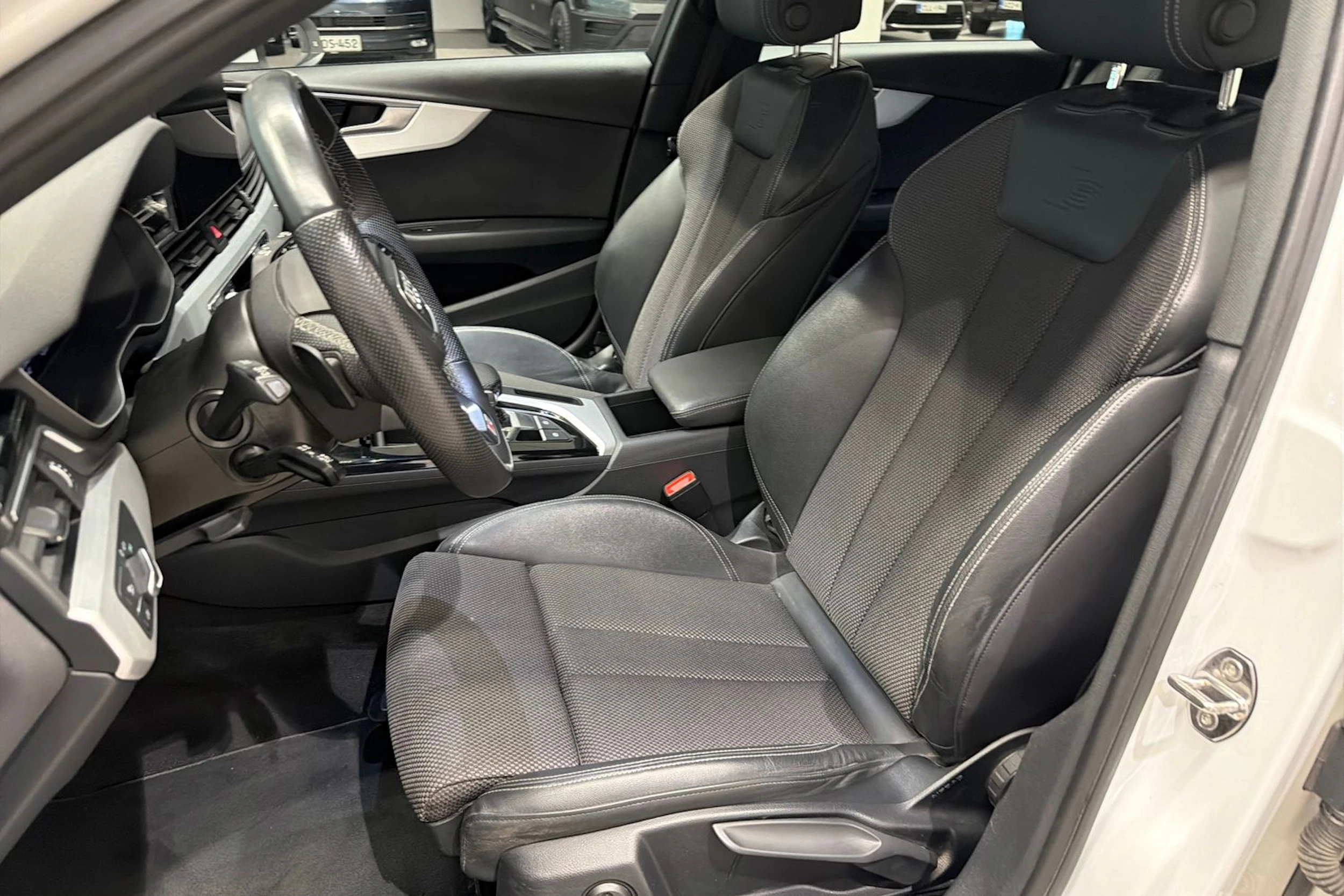 valkoinen Audi A4 2022 kuva 21.