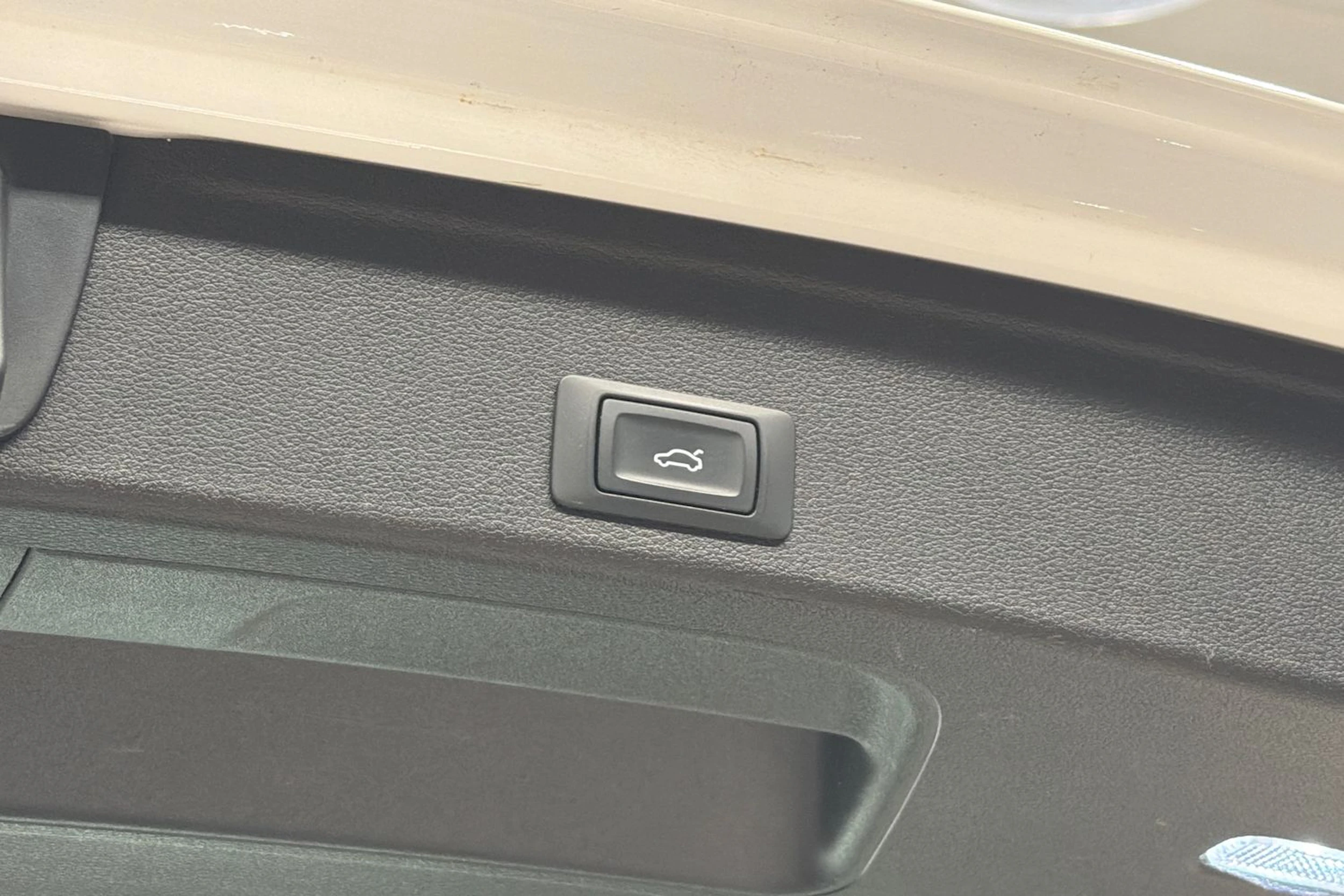 valkoinen Audi A4 2022 kuva 23.