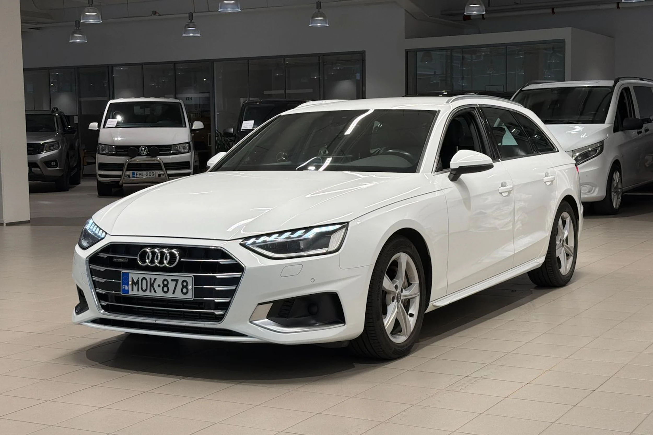 valkoinen Audi A4 2022 kuva 26.
