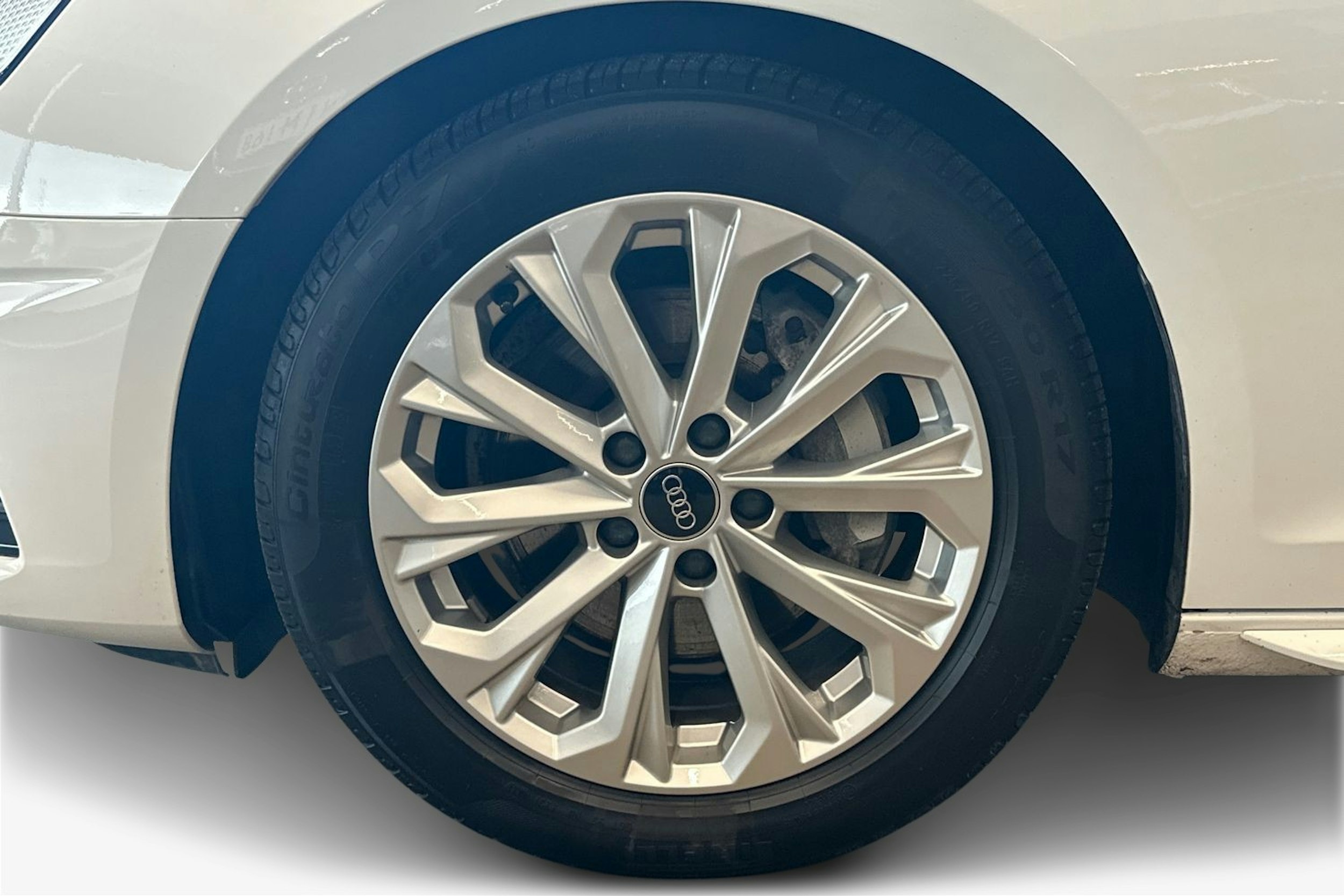 valkoinen Audi A4 2022 kuva 11.