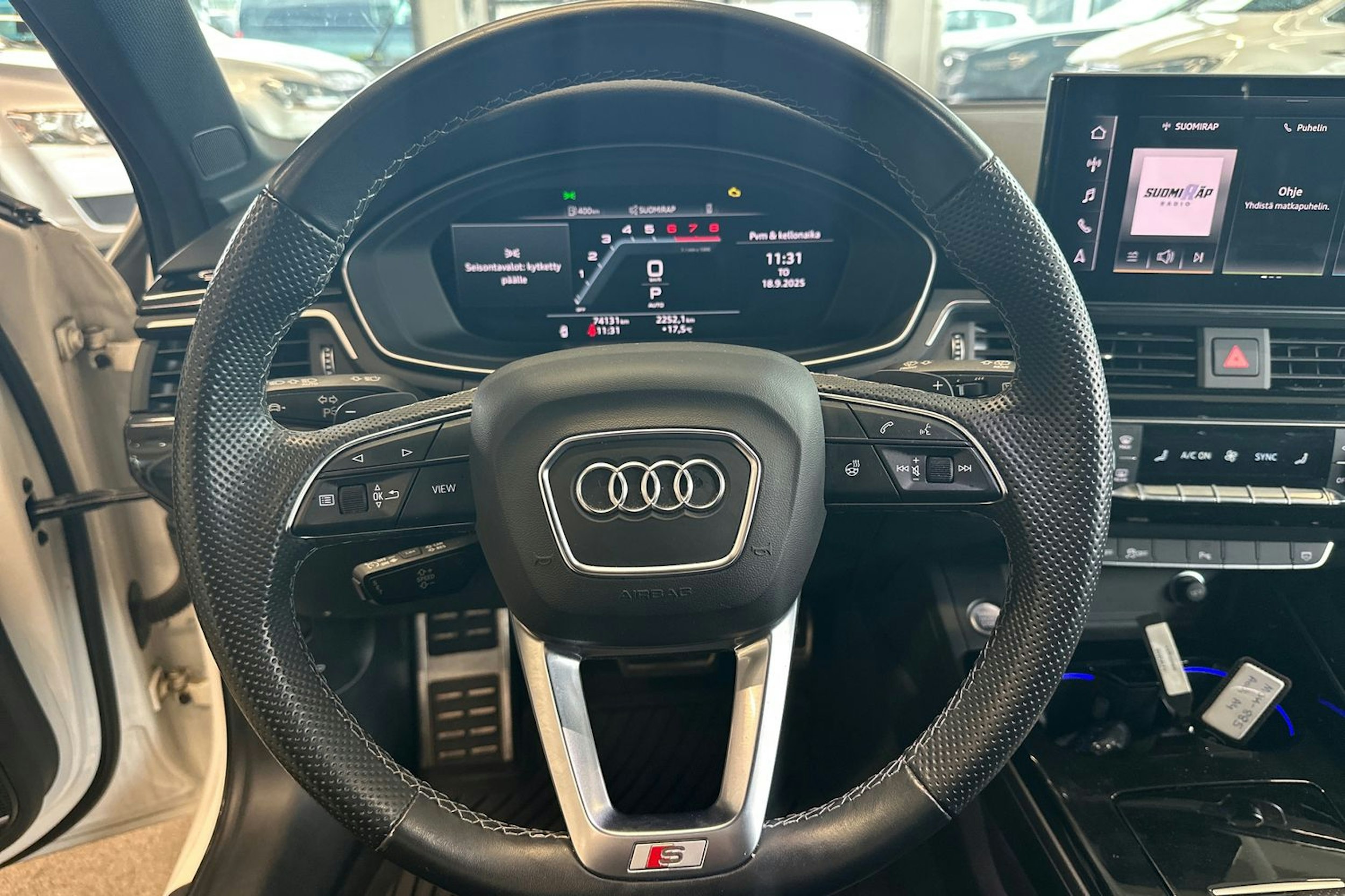 valkoinen Audi A4 2022 kuva 14.