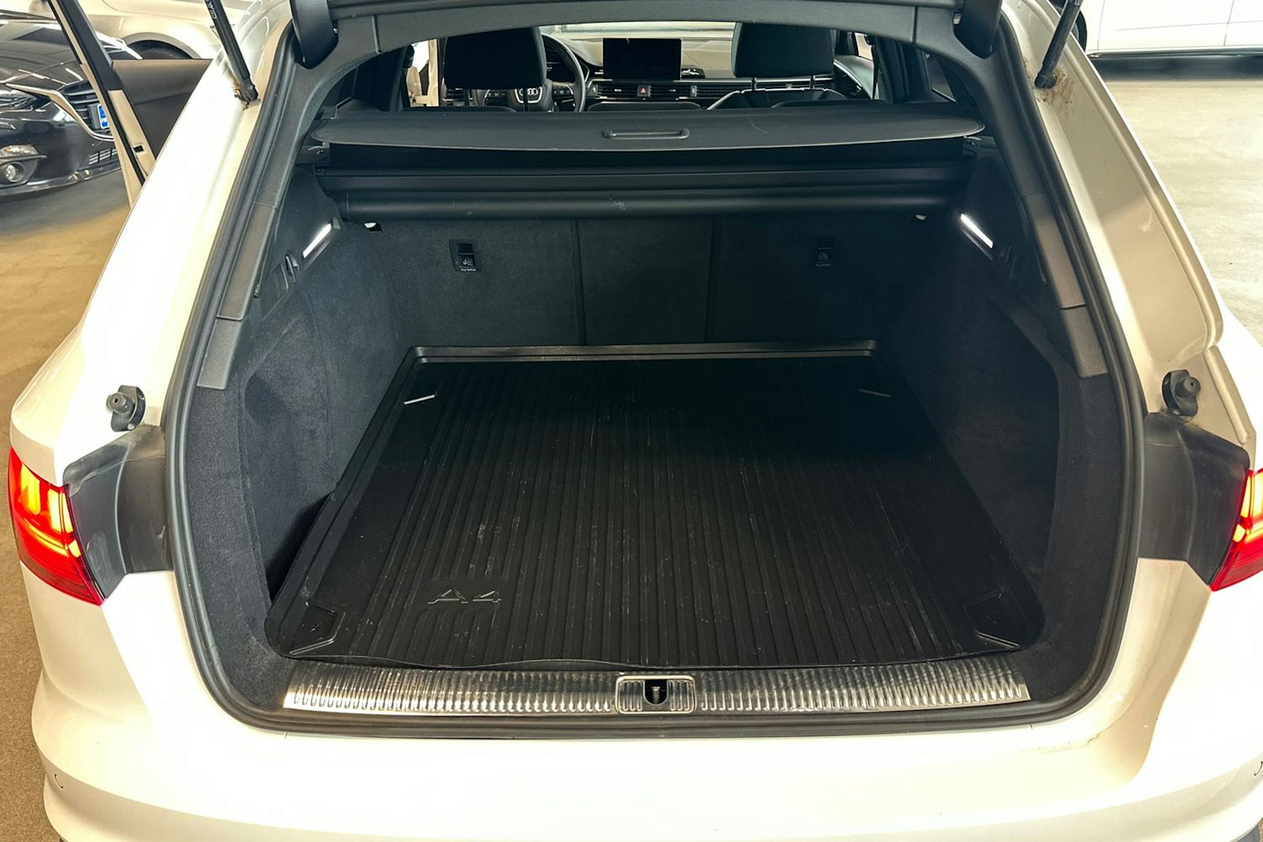 valkoinen Audi A4 2022 kuva 22.