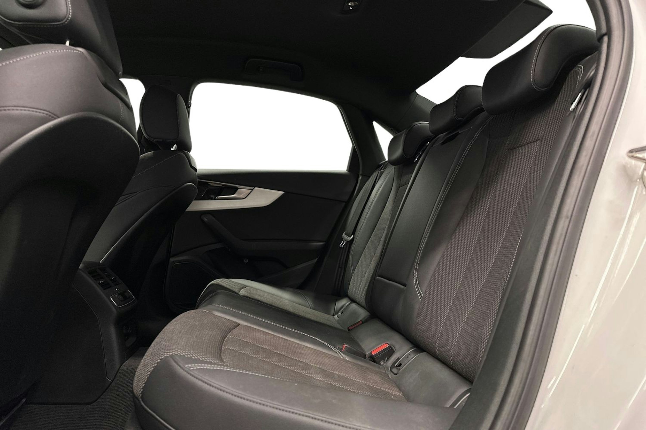 valkoinen Audi A4 2022 kuva 10.