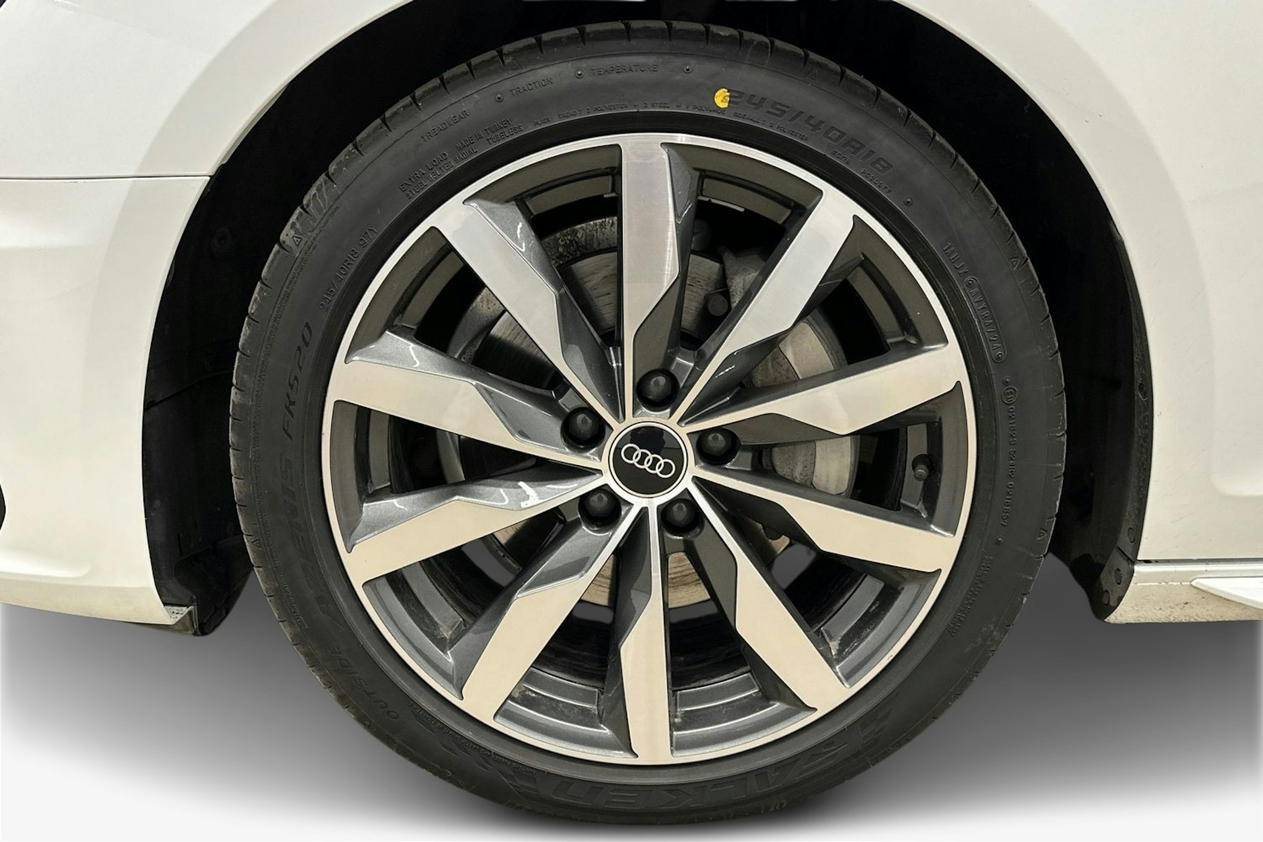 valkoinen Audi A4 2022 kuva 11.