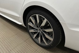 valkoinen Audi A4 2022 kuva 13.