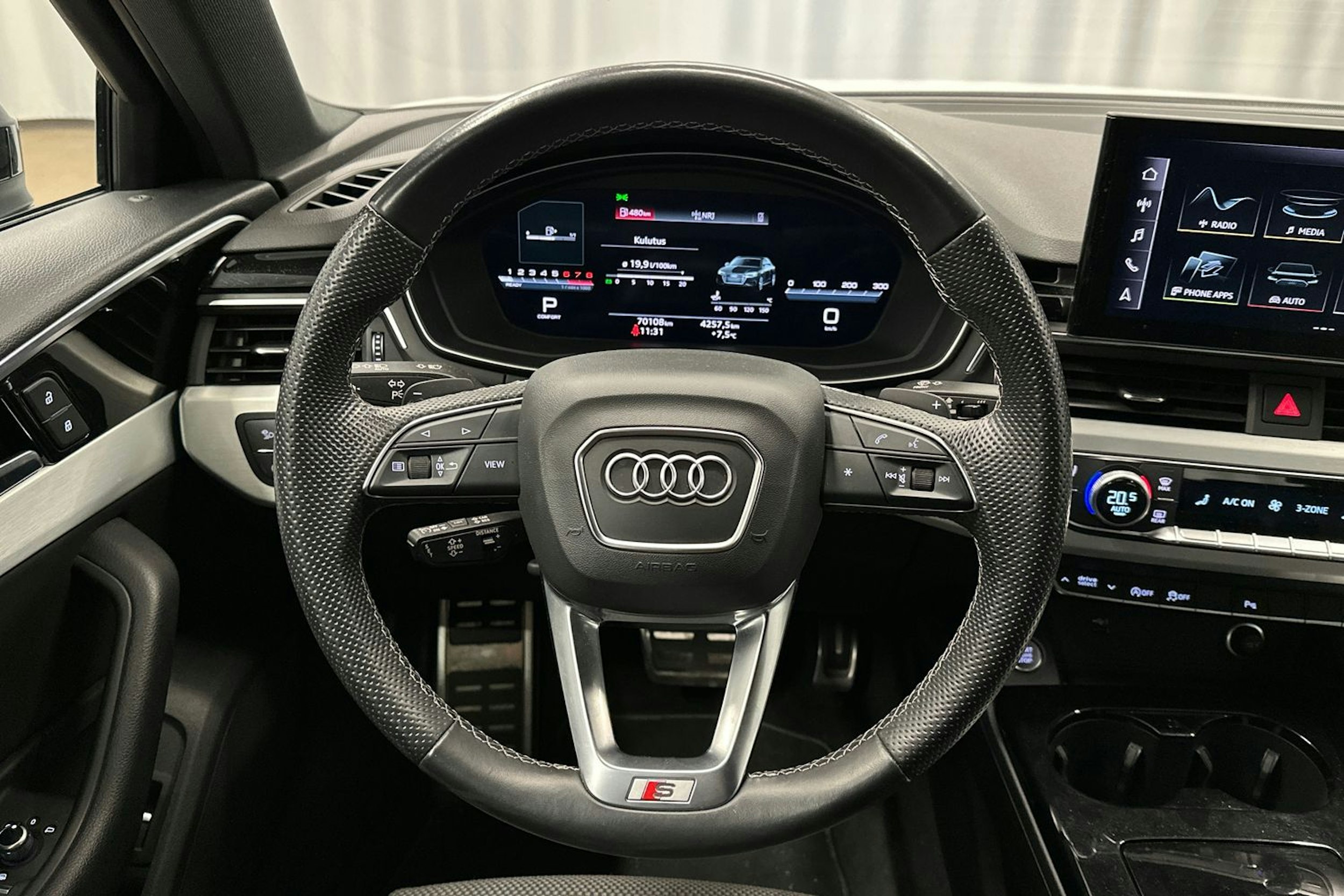valkoinen Audi A4 2022 kuva 15.