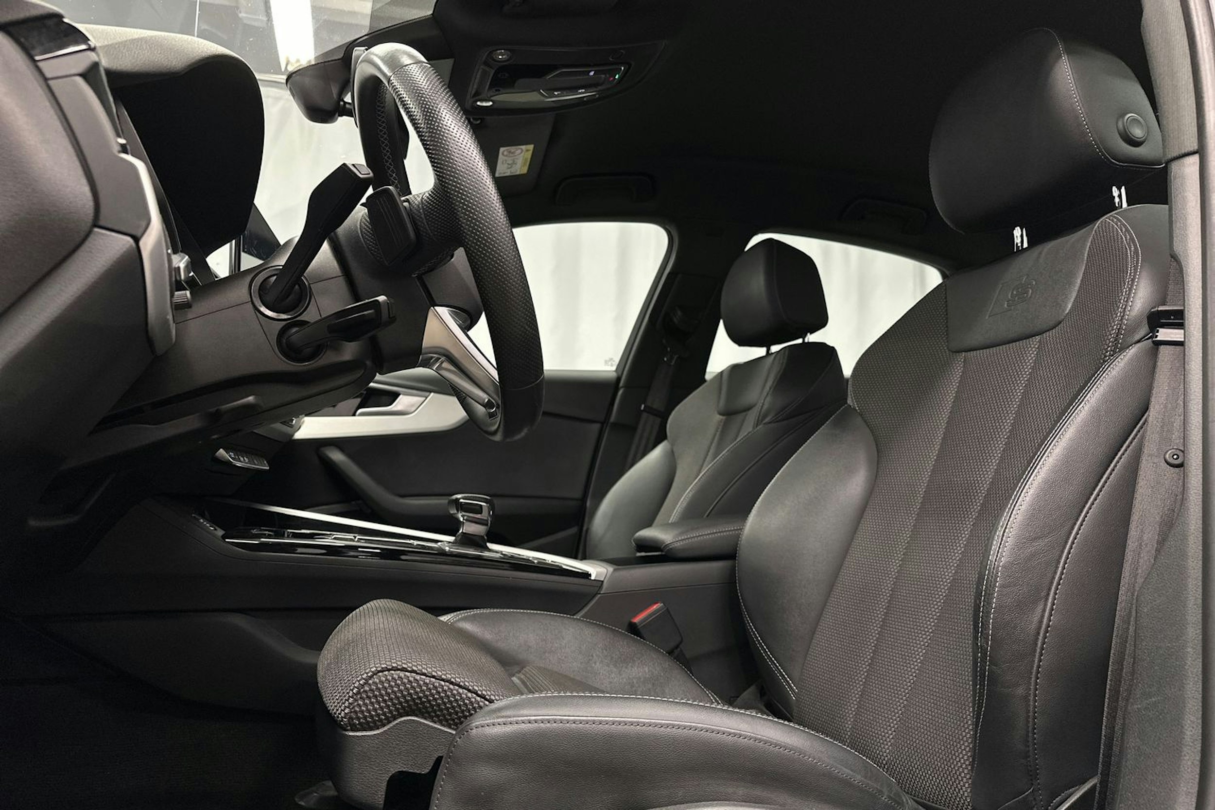 valkoinen Audi A4 2022 kuva 16.