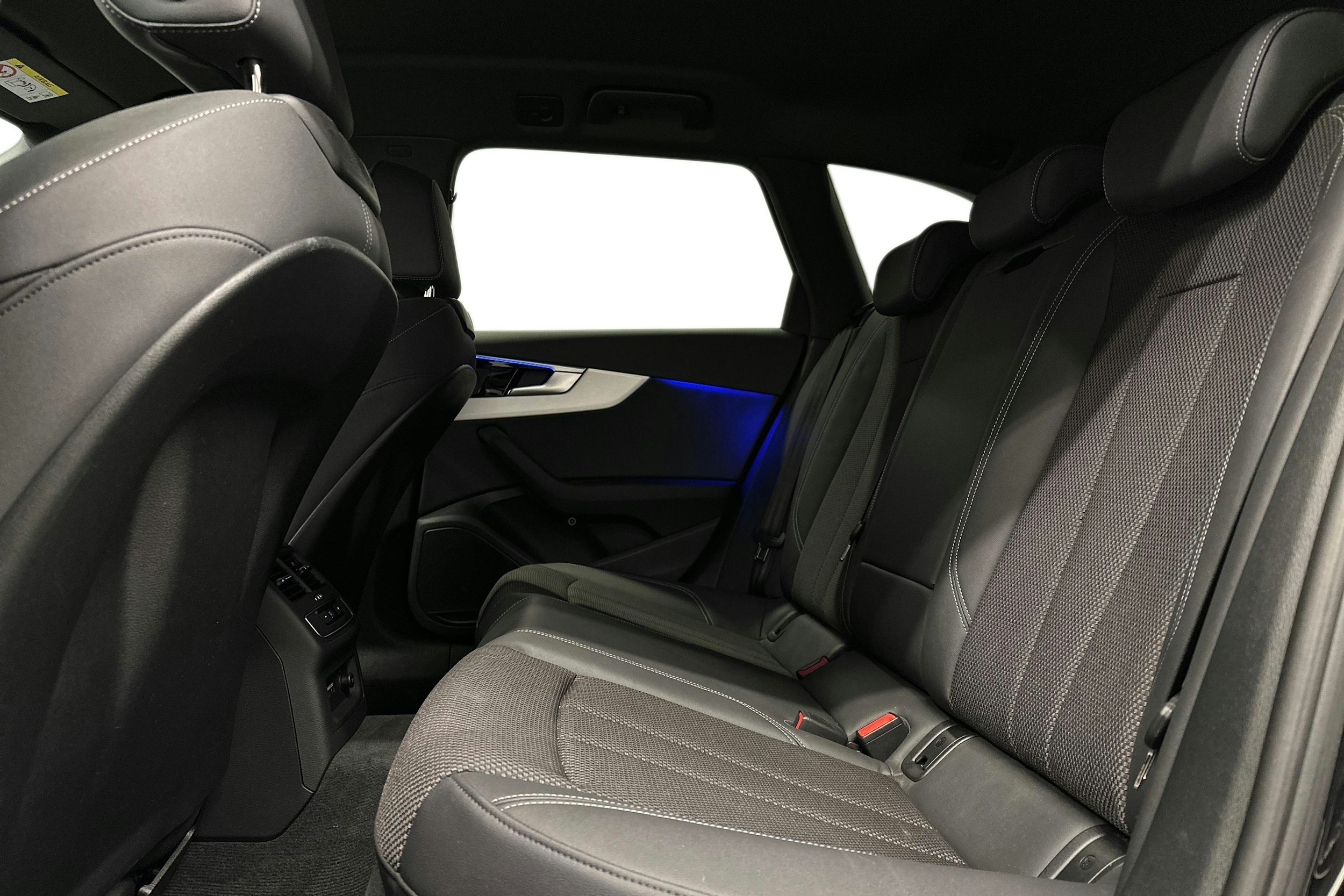 musta Audi A4 2023 kuva 10.