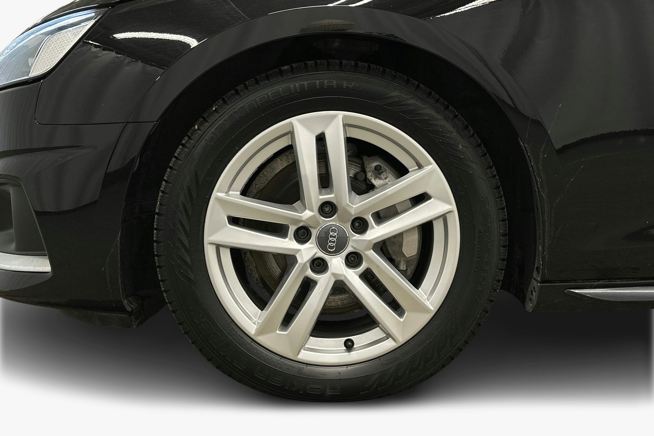 musta Audi A4 2023 kuva 11.