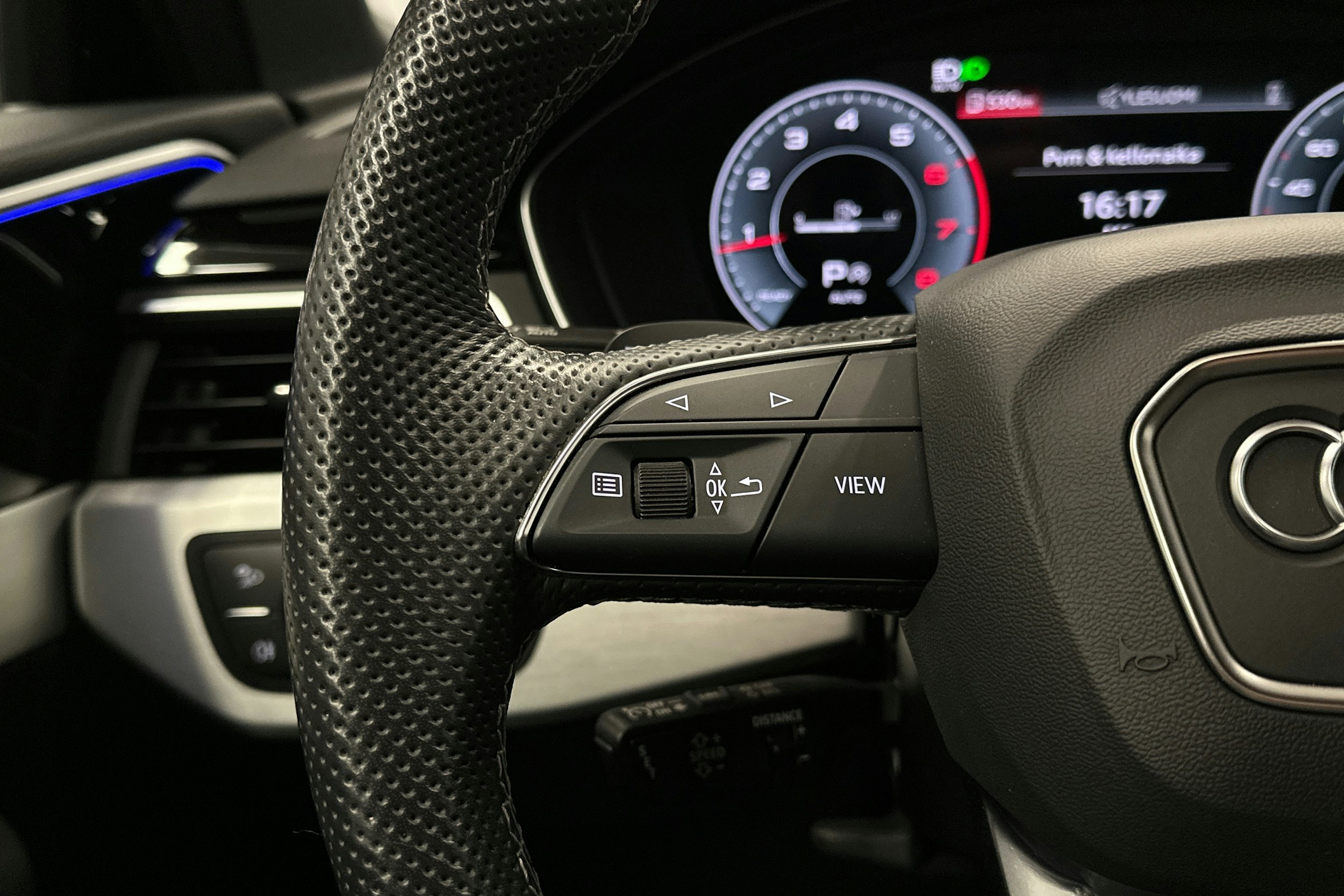 musta Audi A4 2023 kuva 13.