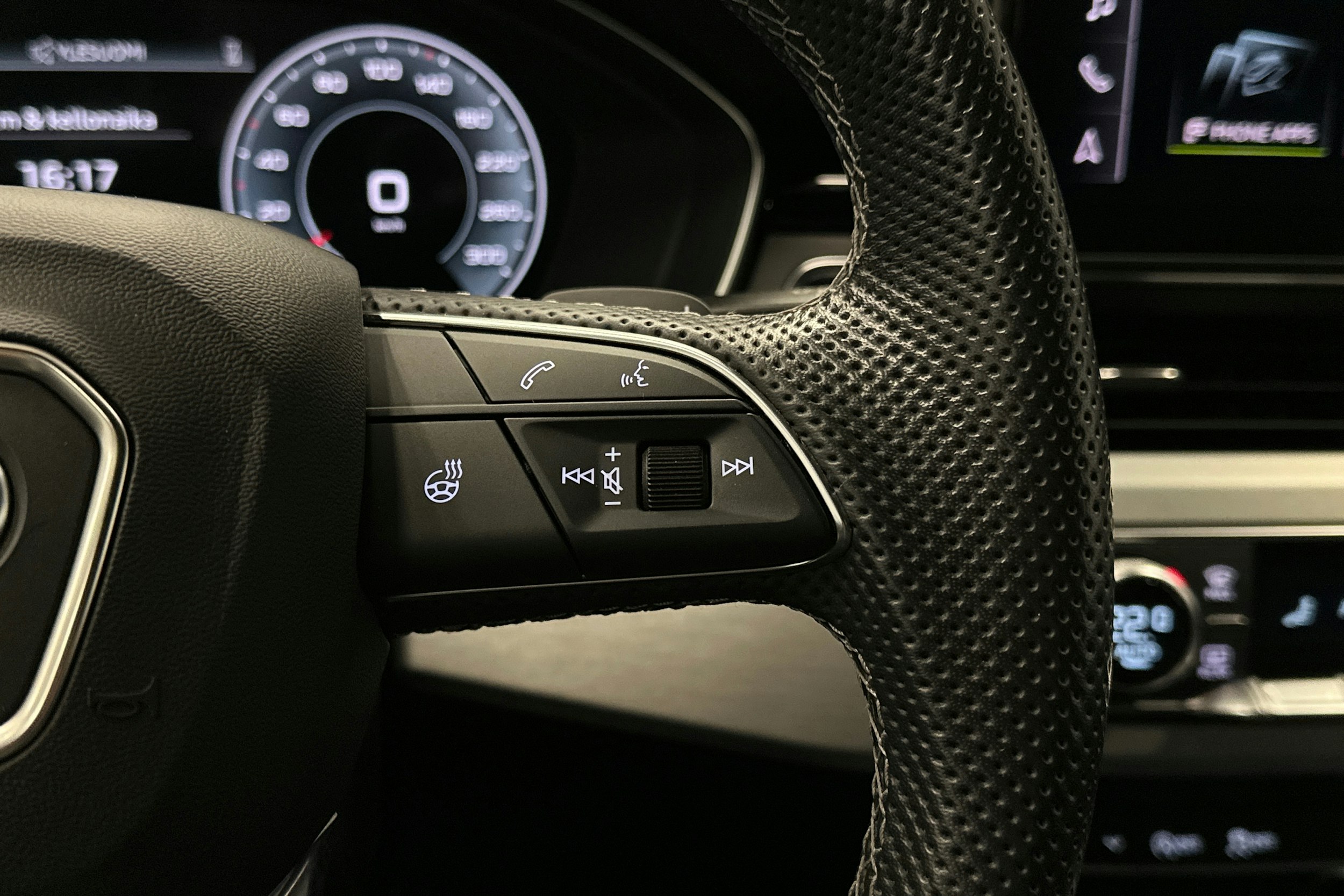 musta Audi A4 2023 kuva 14.