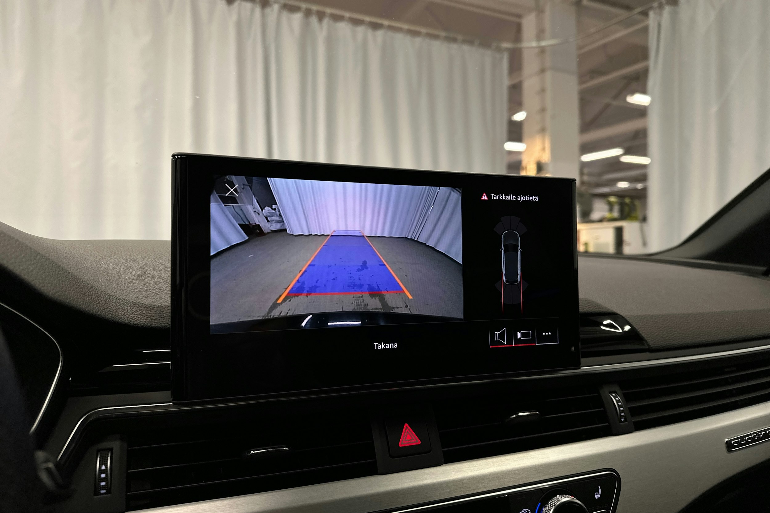 musta Audi A4 2023 kuva 16.