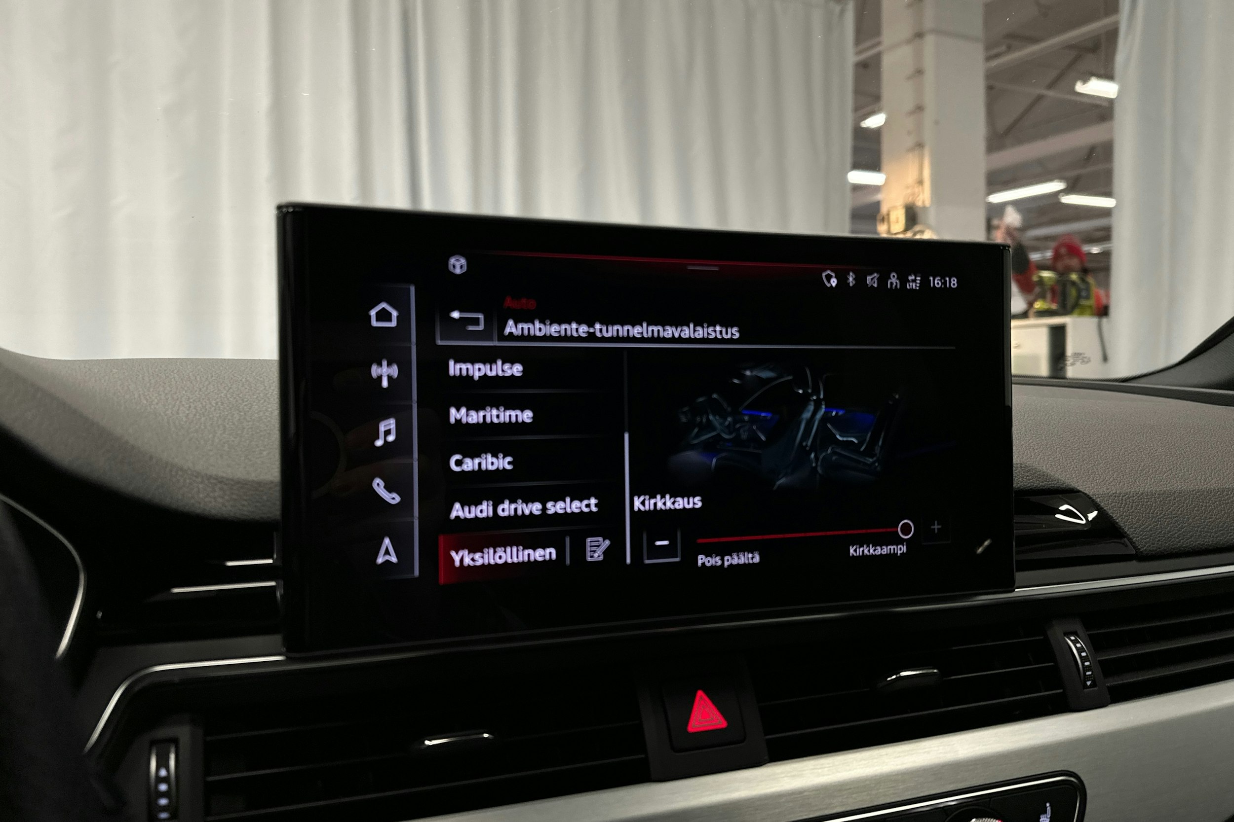 musta Audi A4 2023 kuva 18.