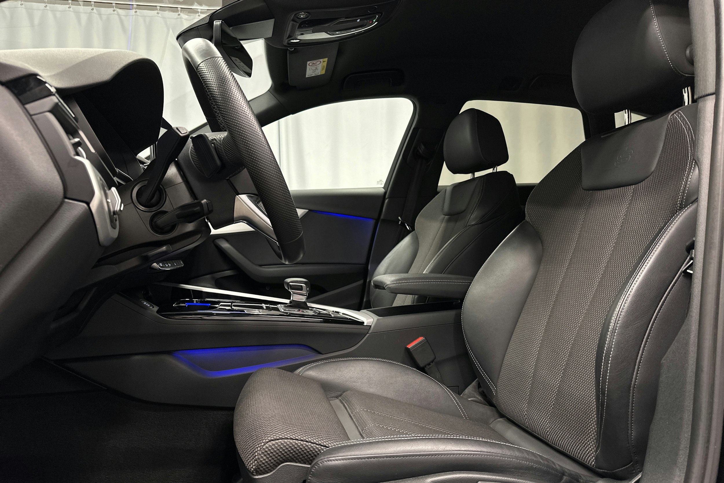 musta Audi A4 2023 kuva 23.