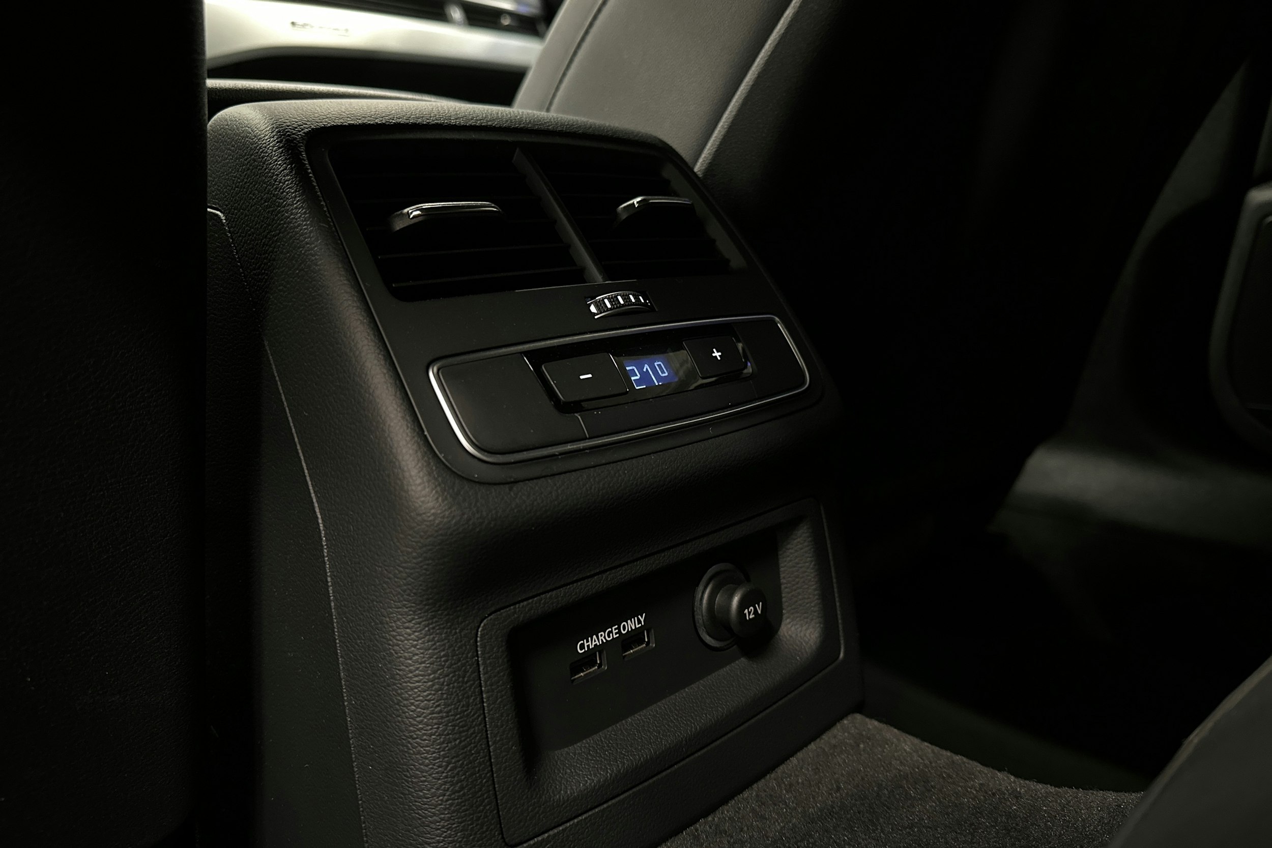 musta Audi A4 2023 kuva 24.