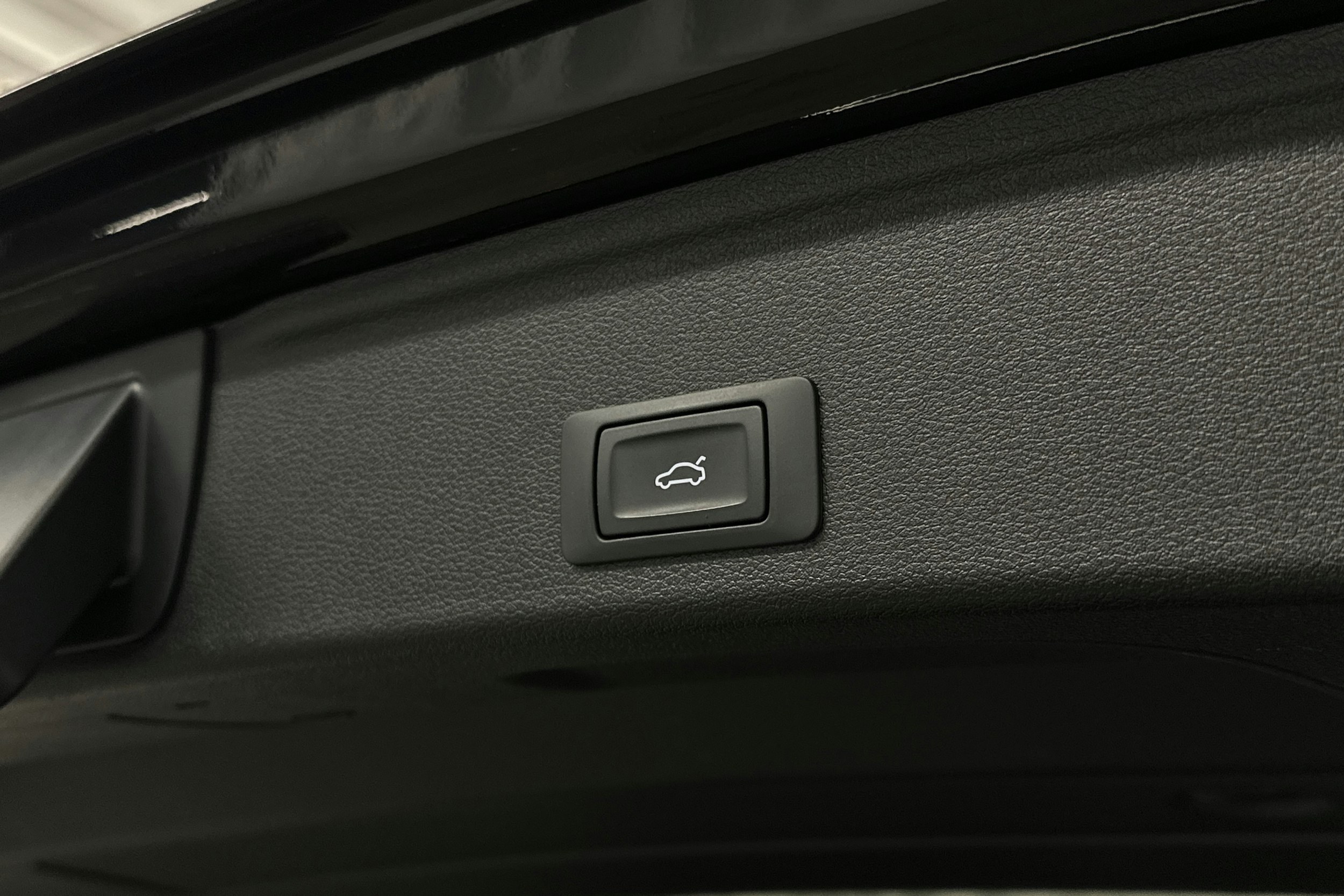 musta Audi A4 2023 kuva 26.