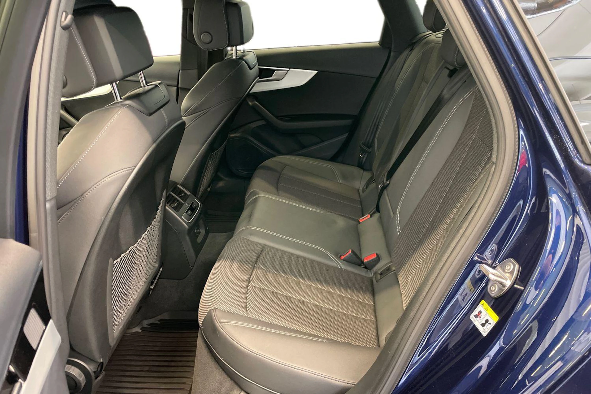 Sininen Audi A4 2022 kuva 8.