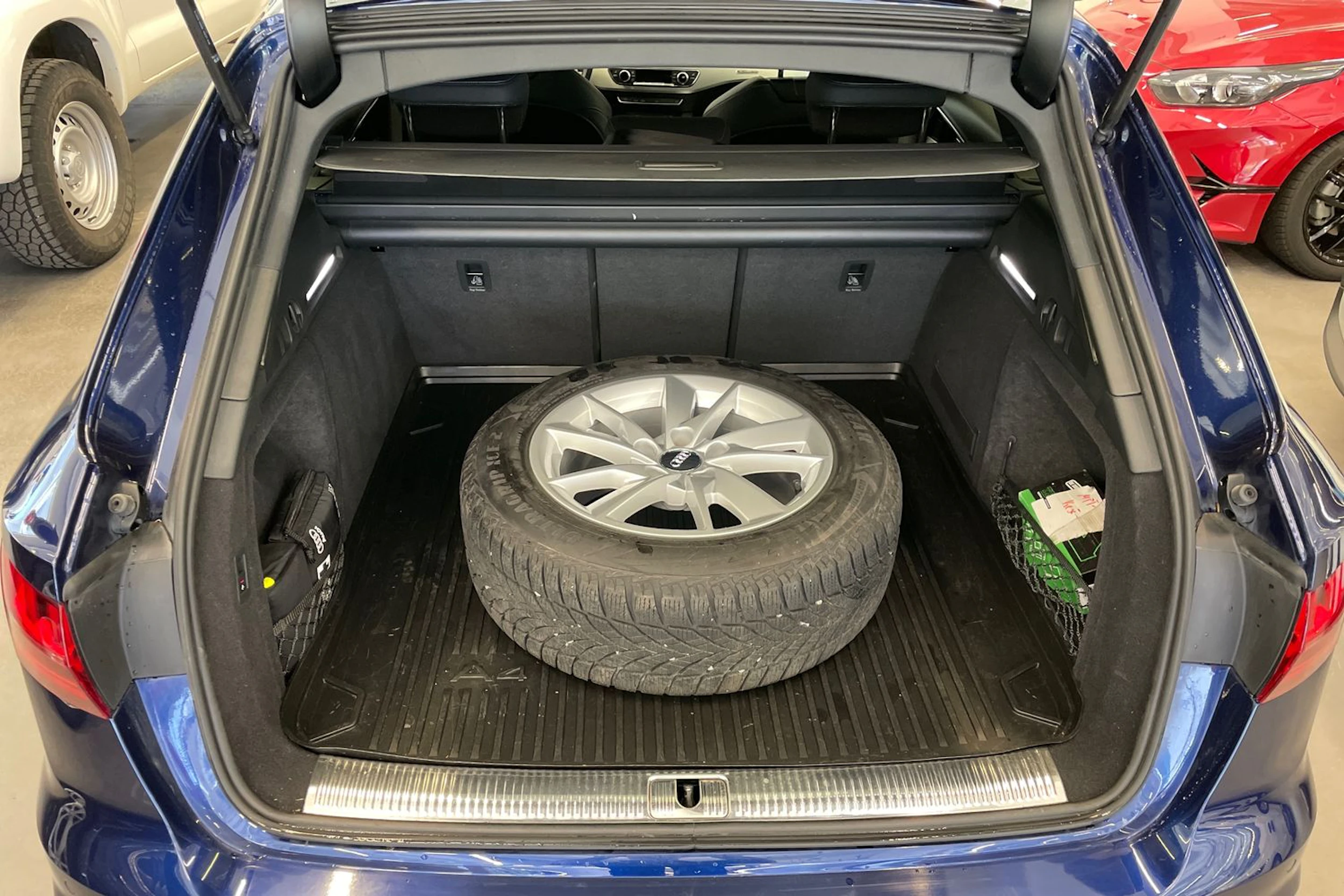 Sininen Audi A4 2022 kuva 12.