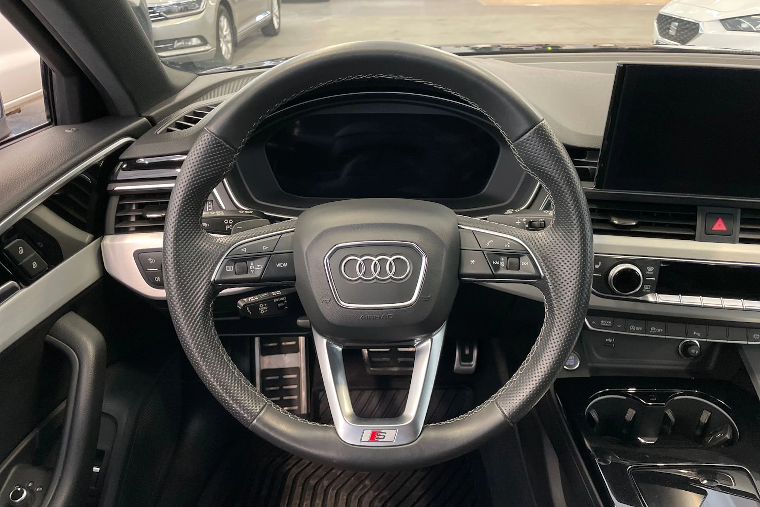 Sininen Audi A4 2022 kuva 13.