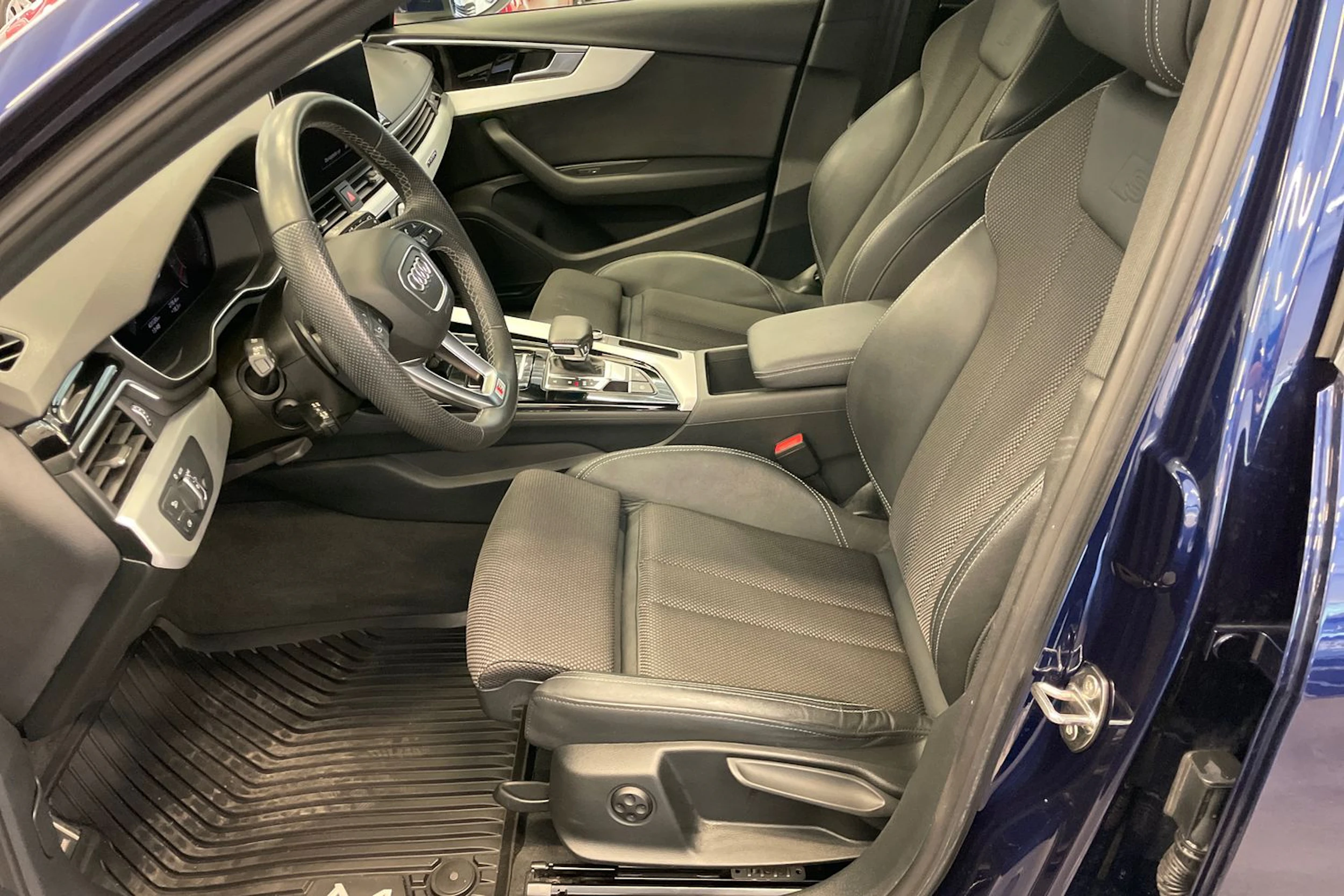 Sininen Audi A4 2022 kuva 15.