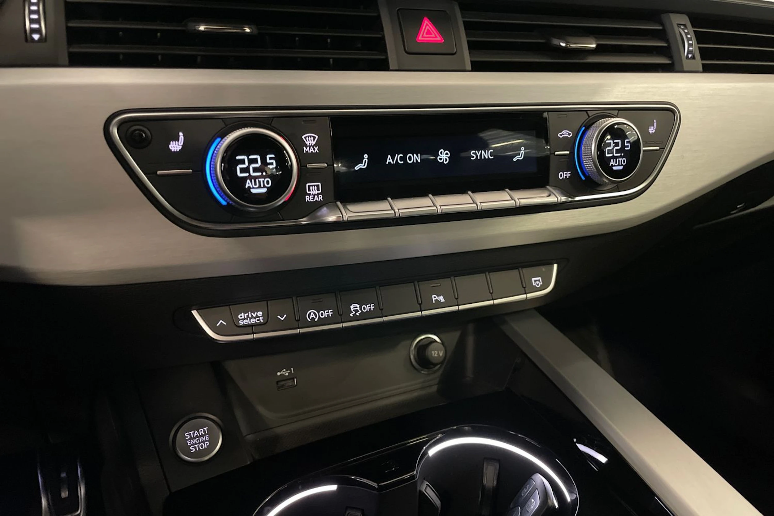Sininen Audi A4 2022 kuva 20.