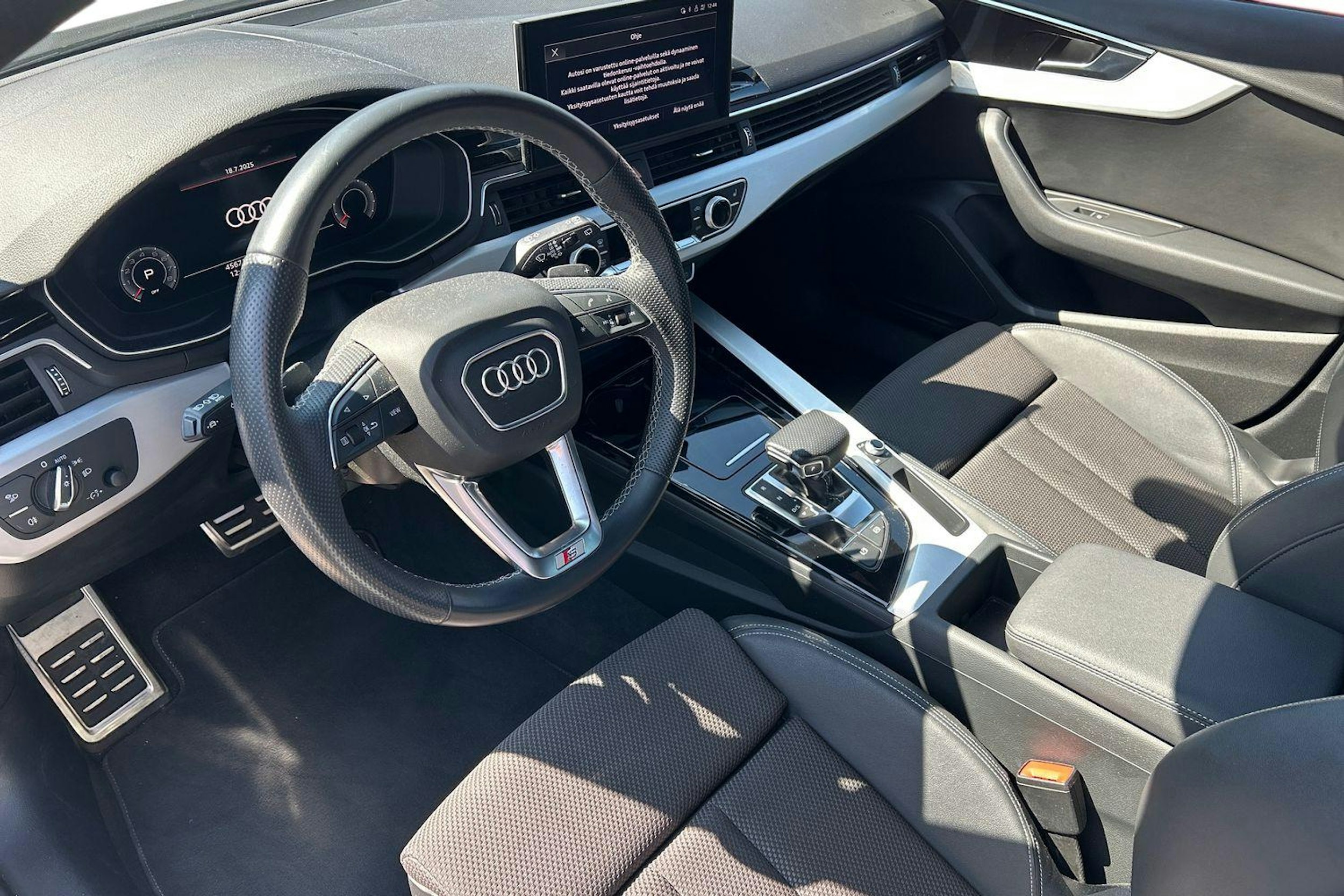 valkoinen Audi A4 2022 kuva 3.