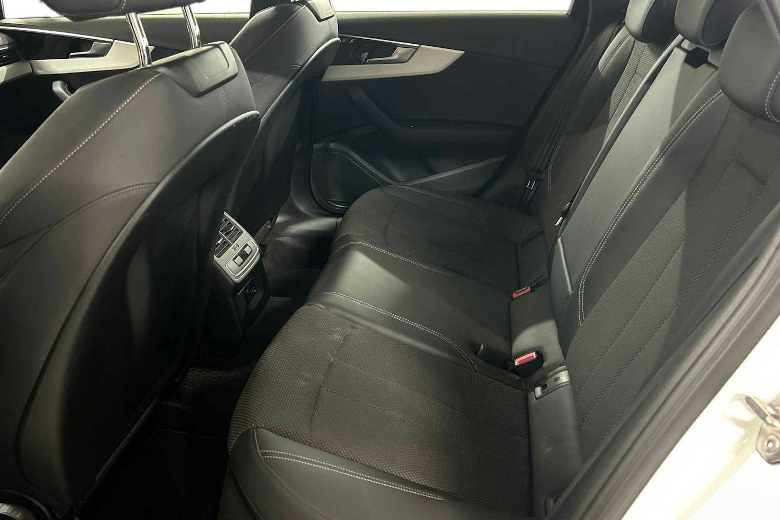 valkoinen Audi A4 2022 kuva 10.