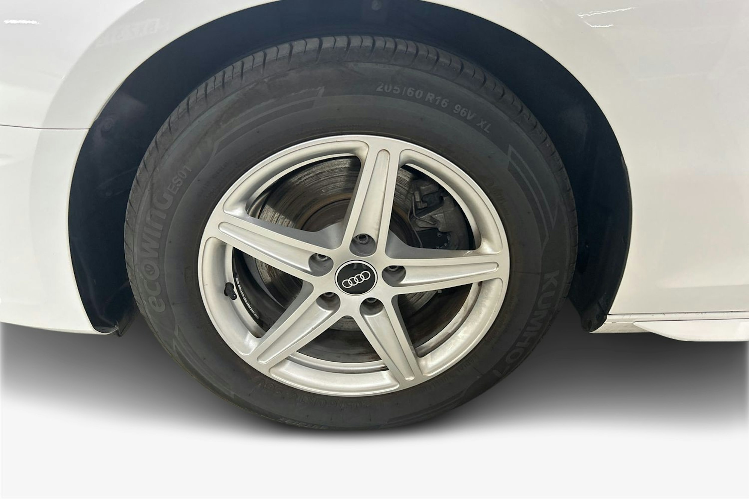 valkoinen Audi A4 2022 kuva 11.