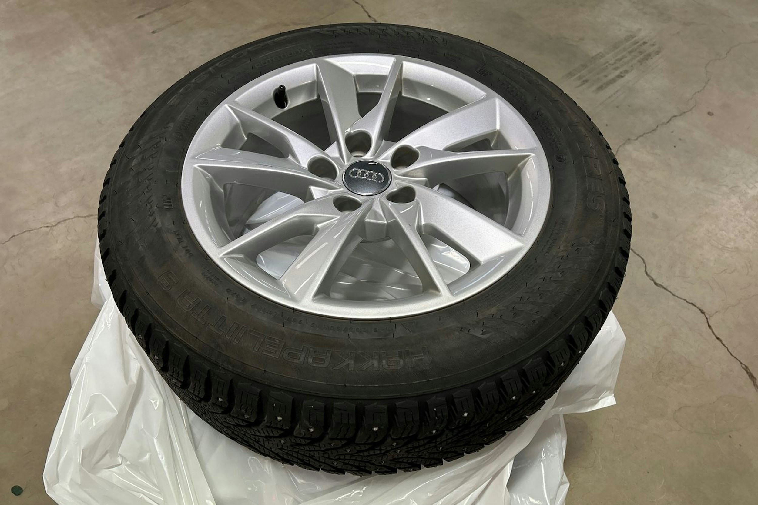 valkoinen Audi A4 2022 kuva 13.