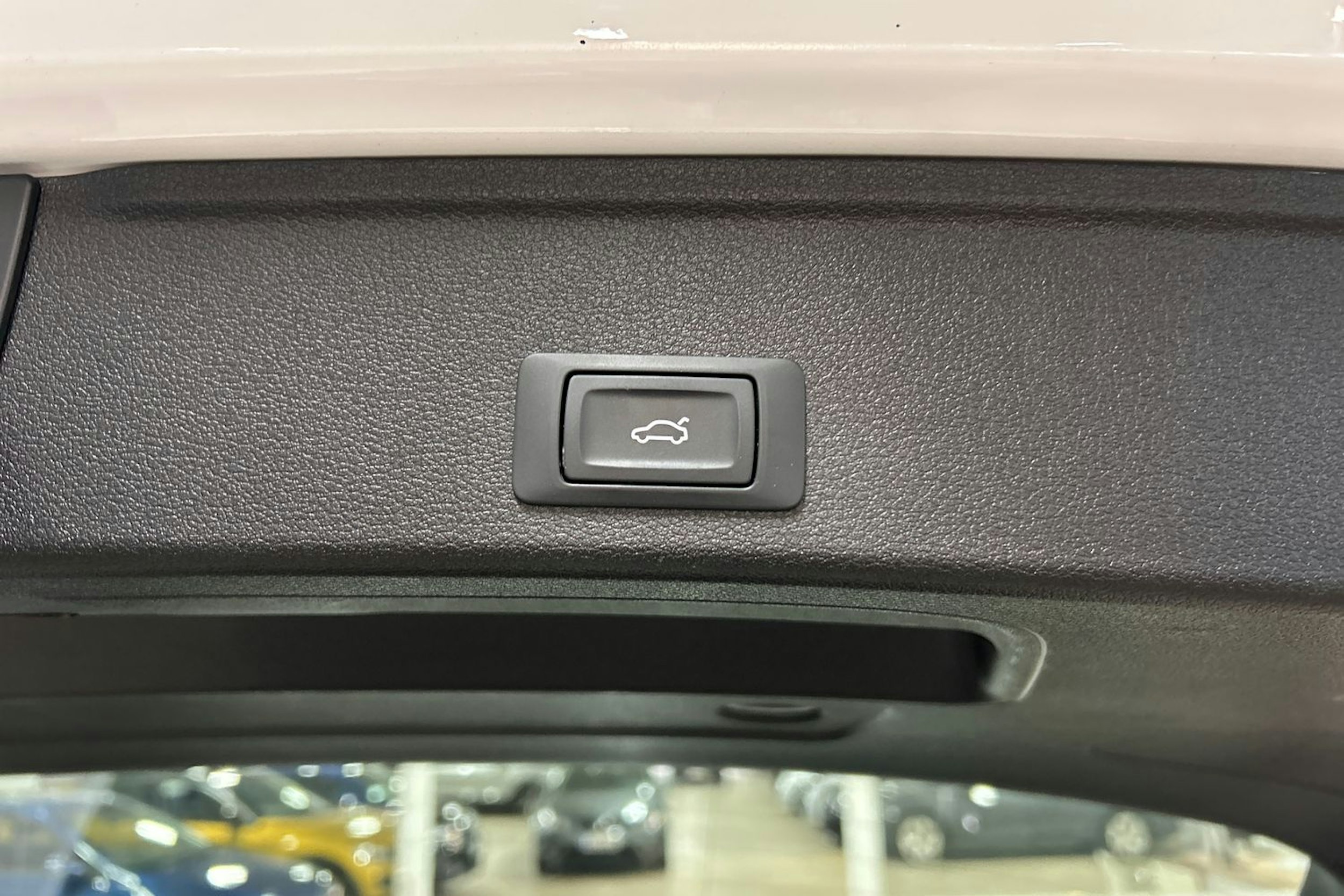 valkoinen Audi A4 2022 kuva 15.