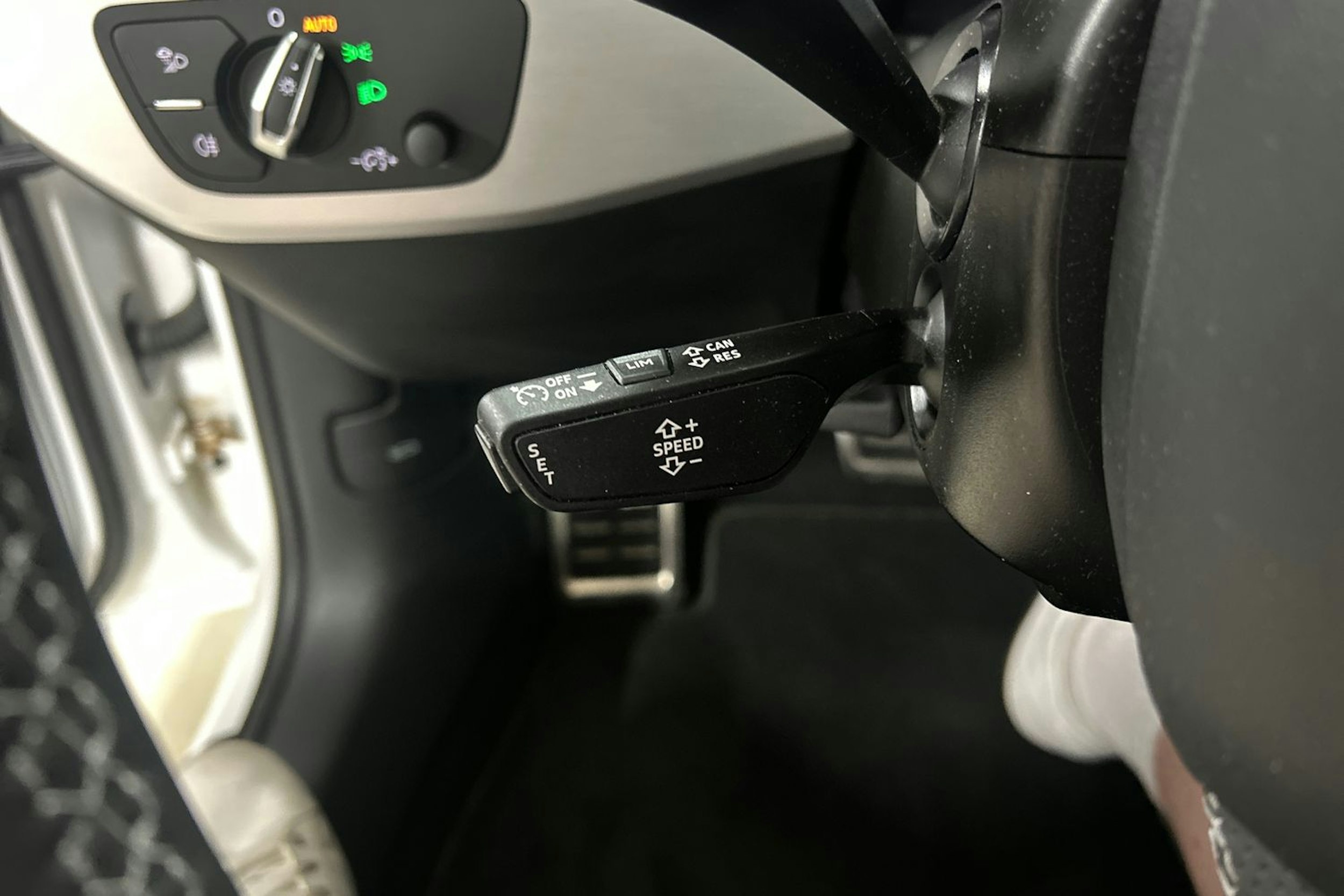 valkoinen Audi A4 2022 kuva 19.