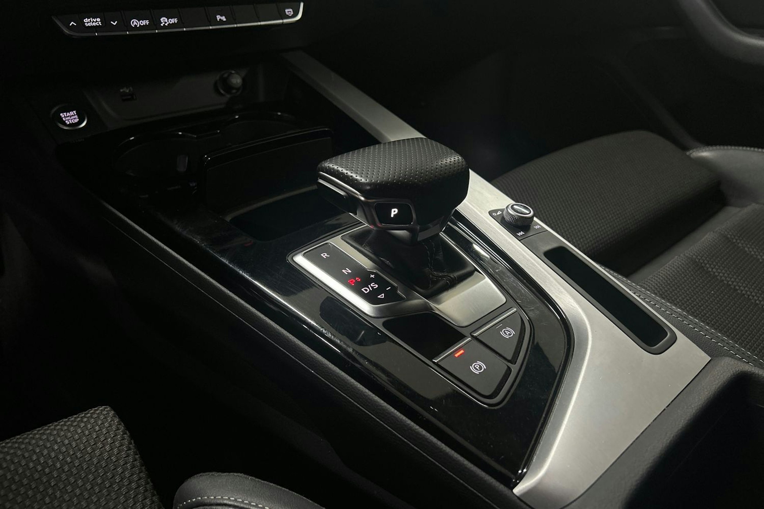 valkoinen Audi A4 2022 kuva 28.